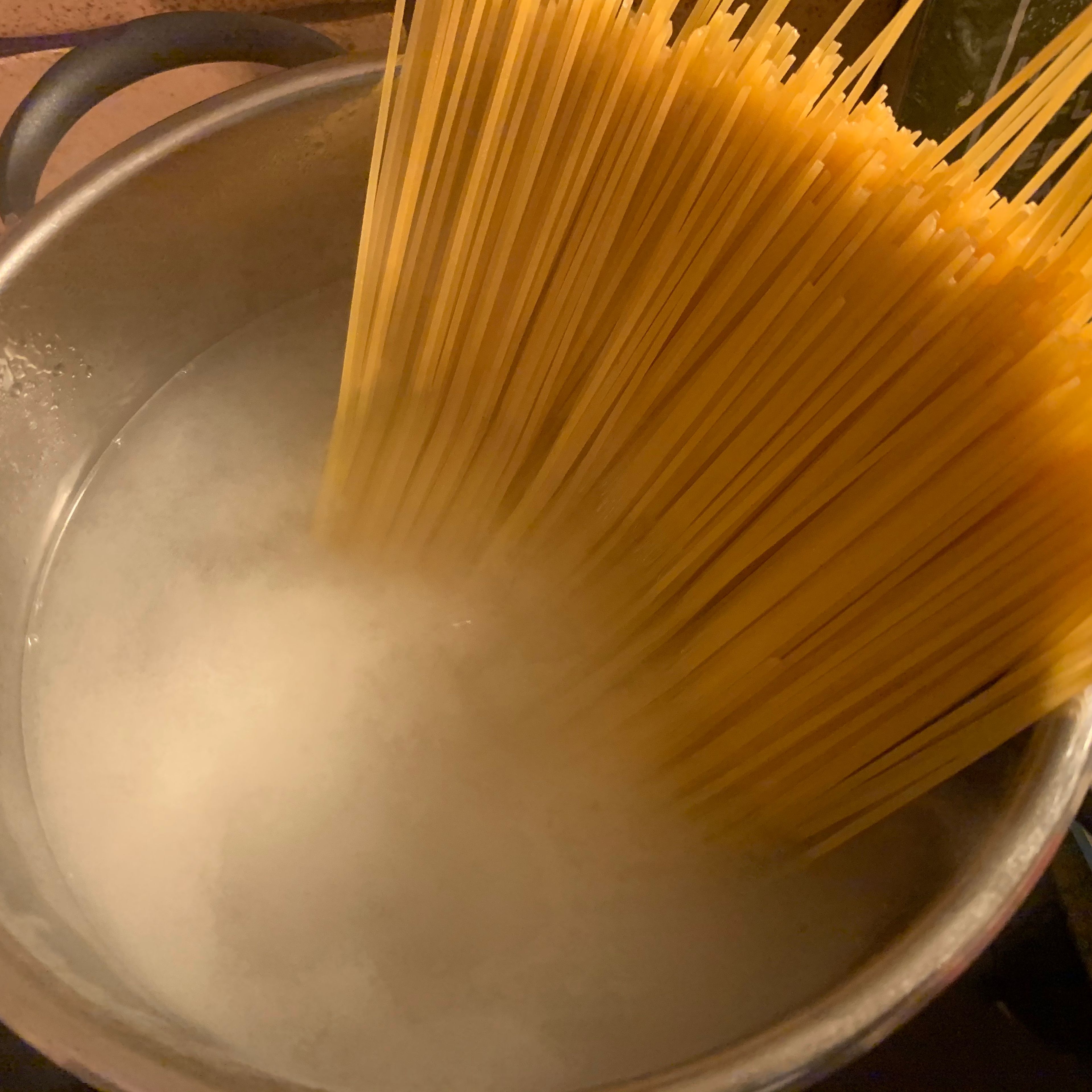 Zuerst Wasser für die Spaghetti aufsetzen und während der anderen Schritte nach Packungsanleitung kochen