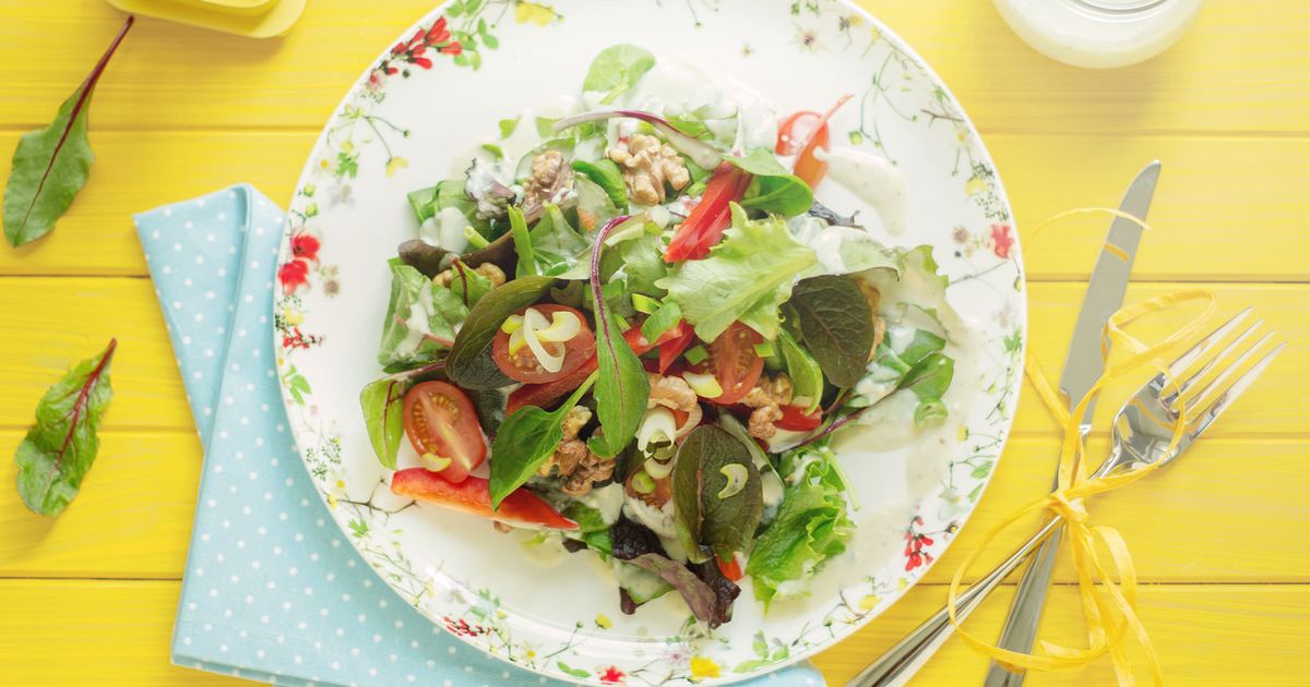 Sommerlicher Salat mit Blauschimmelkäse-Dressing | Rezept | Kitchen Stories