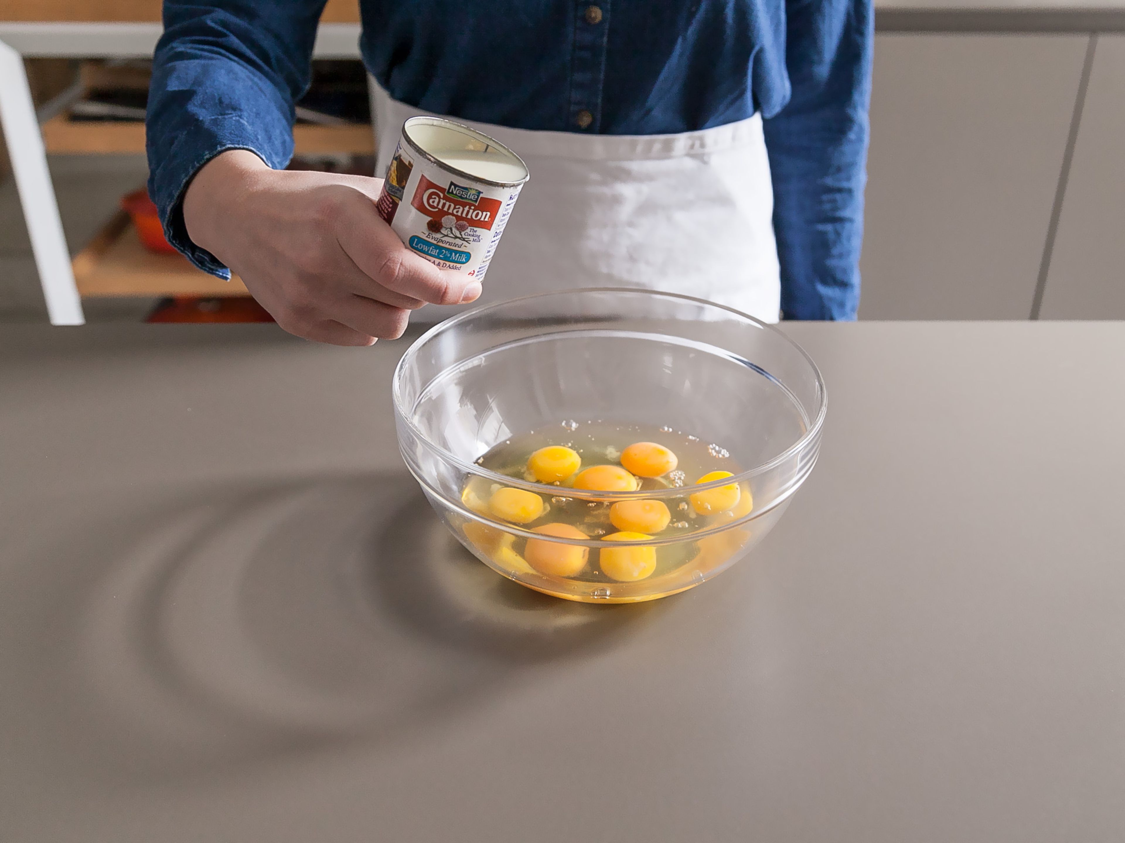 Preheat oven to 190°C/350°F. Spray muffin tin with cooking spray. Chop bell pepper and spoon into each cup. Beat eggs and evaporated milk in large bowl. Season with salt and pepper.