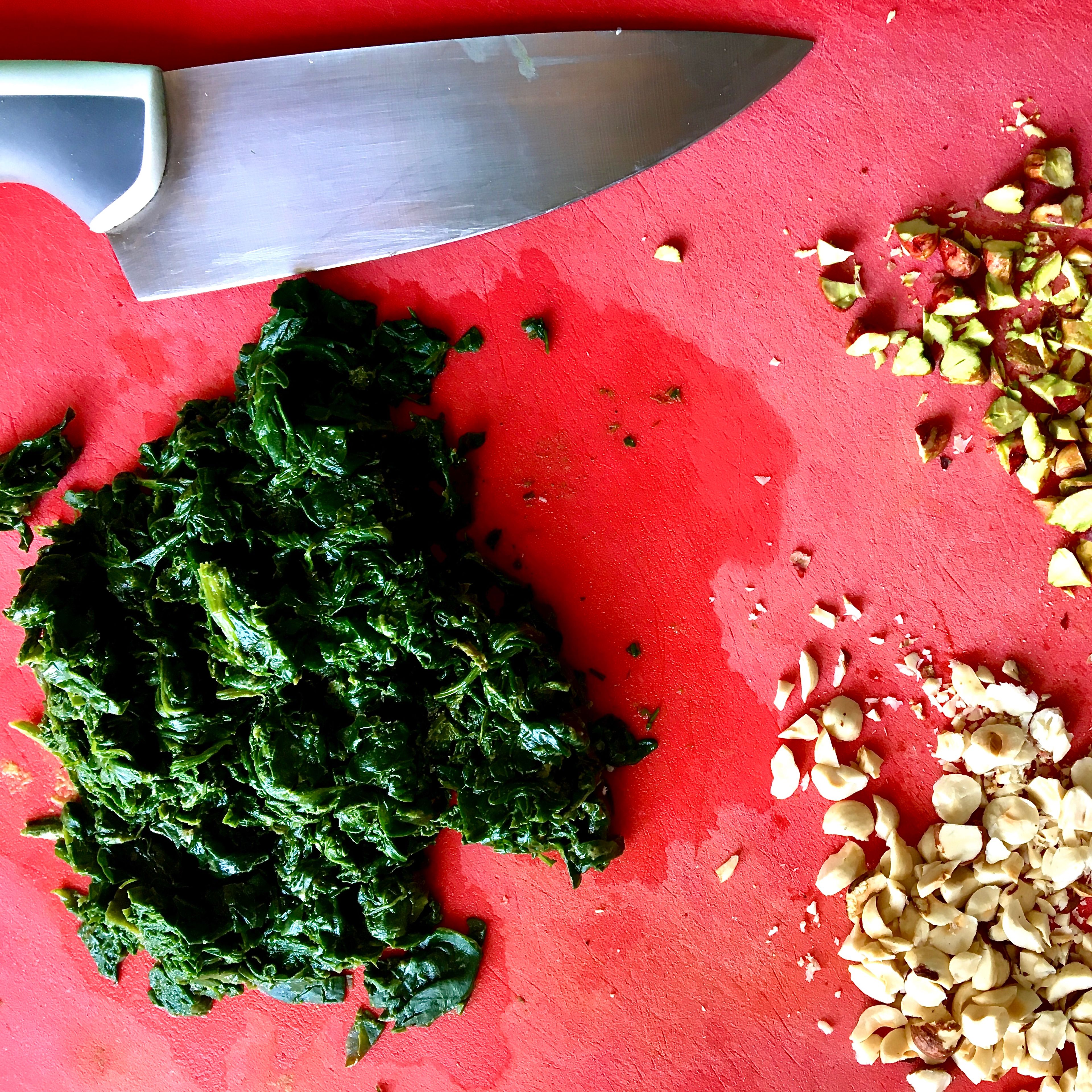 To prepare the filling, chop the sun-dried tomatoes if needed. For the spinach pesto, add the cooked or sautéed spinach, 25 g Parmesan, 2 tbsp olive oil and any nut/seeds you prefer to a blender. I used flaxseeds for the first time and hazelnuts for second. Blend into a paste and season with salt and pepper. Set aside until needed.