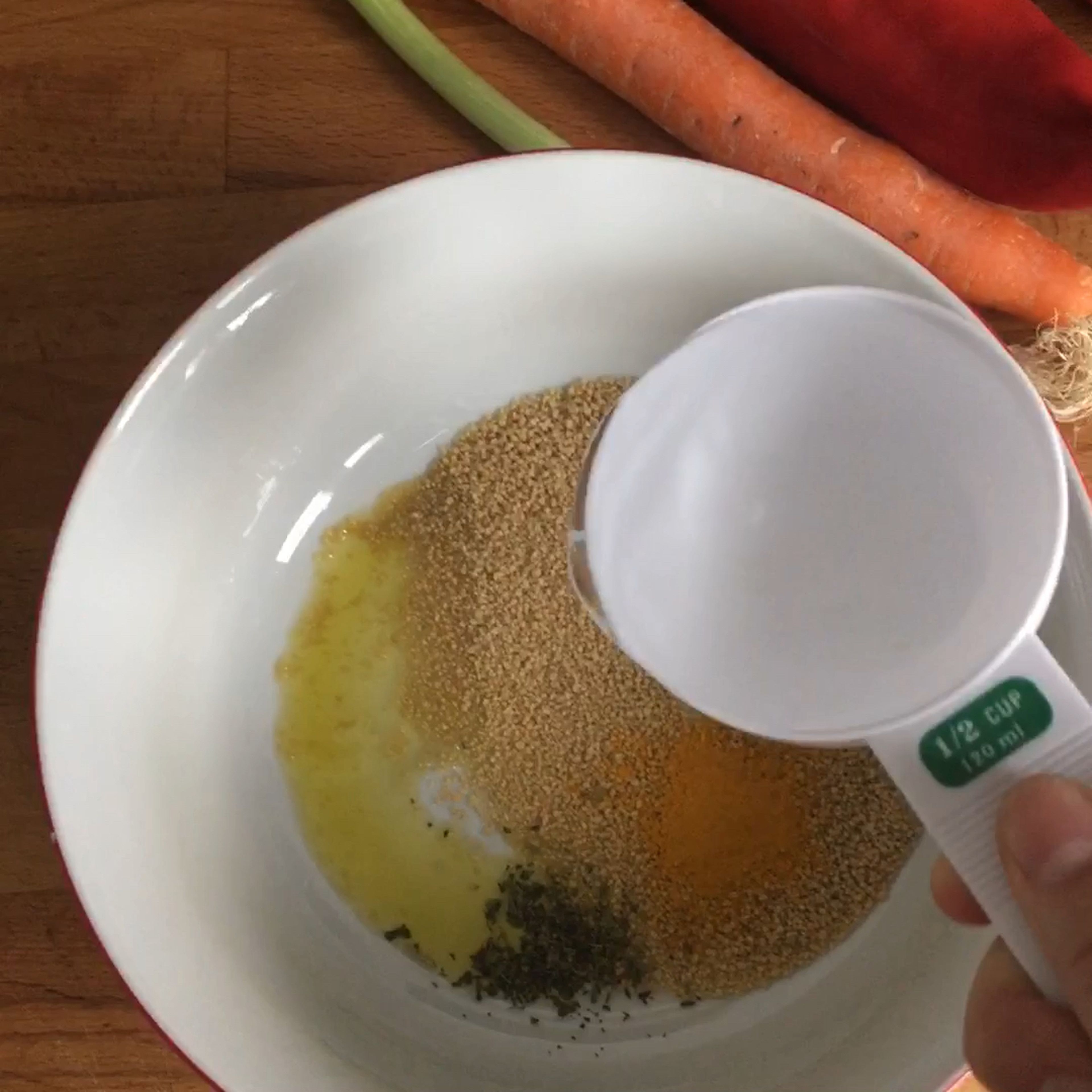 Couscous in eine Schüssel mit dem Öl, Salz, getrockneter Minze und Kurkuma geben und mit dem kochendem Wasser übergießen, ca. 8min abgedeckt ziehen lassen.