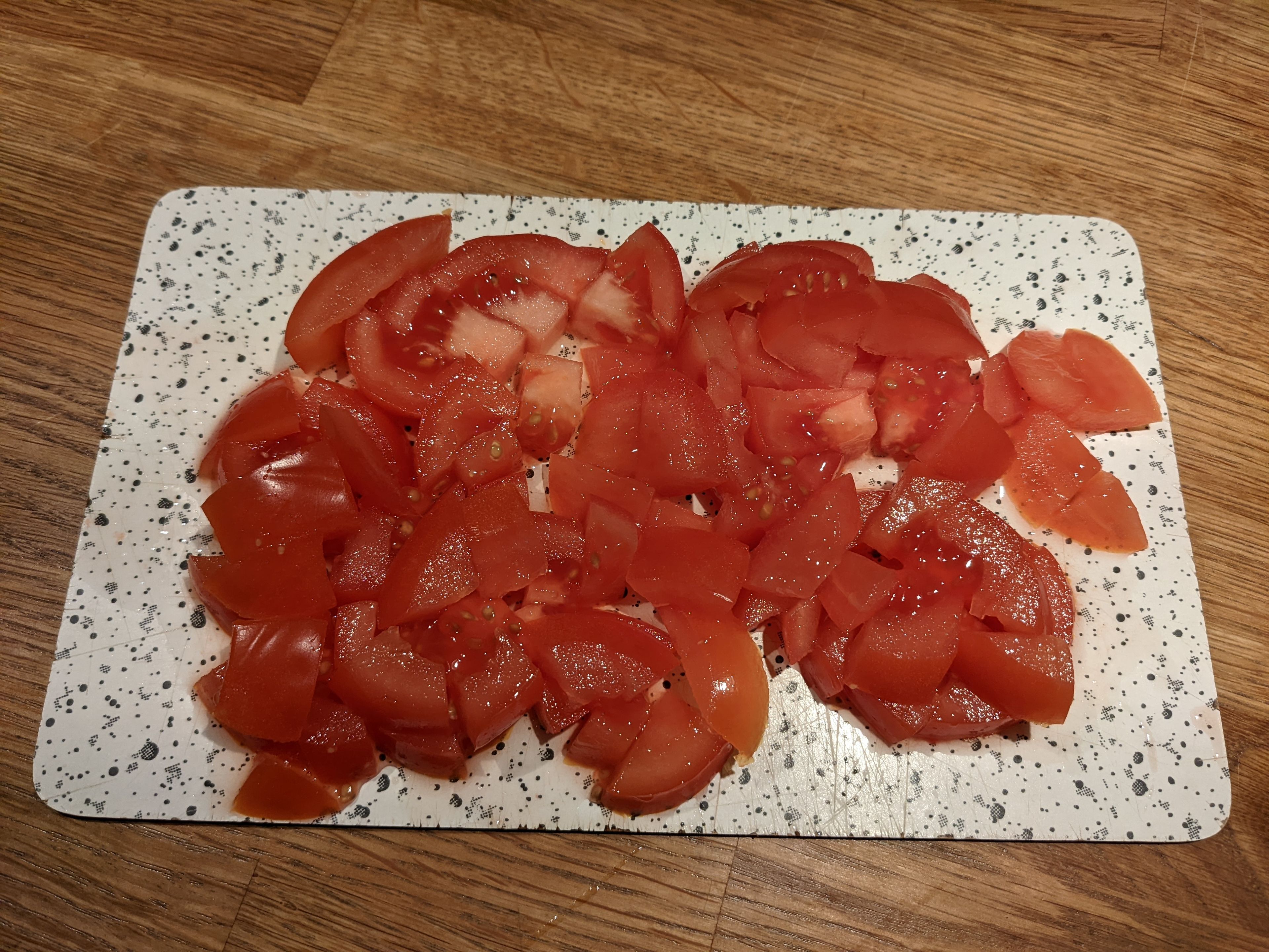 Wechseln auf den 3D-Rührer. Etwas Öl von den getrockneten Tomaten nutzen, um Zwiebeln, Knoblauch, getrocknete Tomaten und Oliven bei geschlossenem Deckel, ohne Messbecher, anzudünsten (3D-Rührer I Stufe 4 I 120°C I 3 Min.). Währenddessen können die Tomaten in Würfel geschnitten werden.