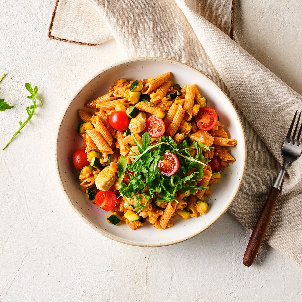 Penne mit Geschnetzeltem und rotem Pesto | Rezept | Kitchen Stories