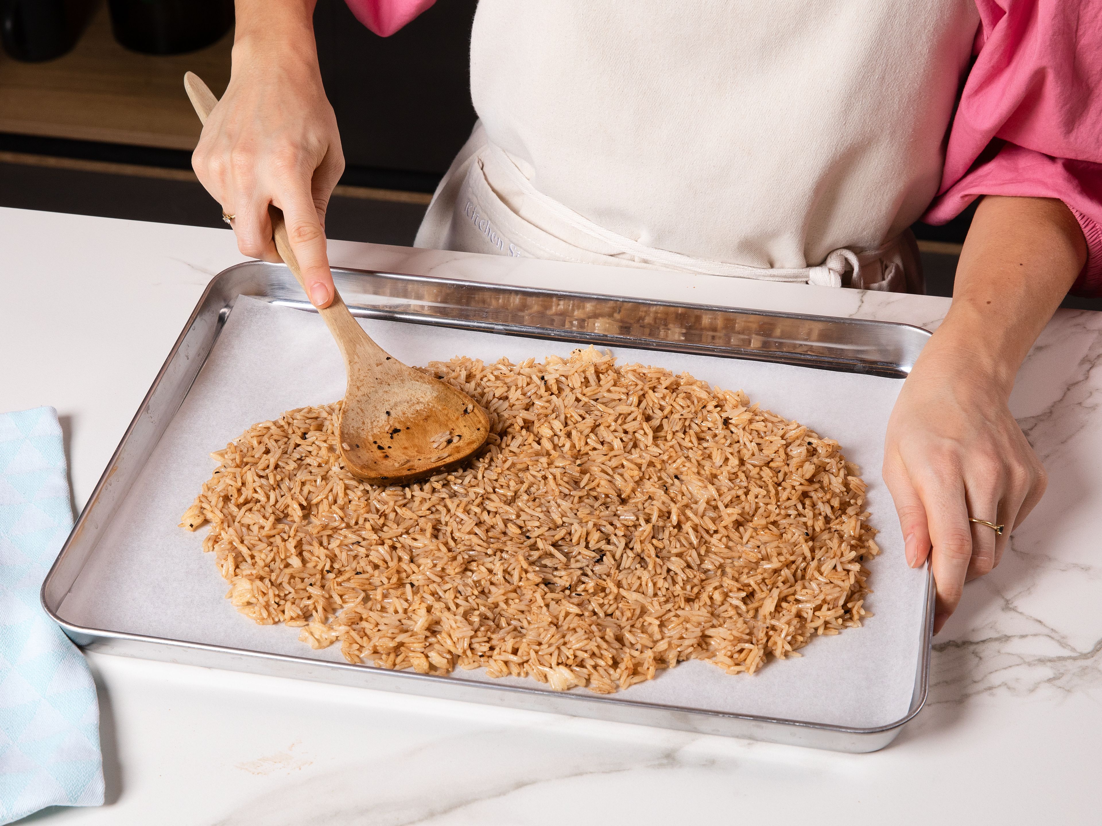 Backofen auf 200 °C (Umluft/Ober-Unterhitze) vorheizen. Gekochten Reis in einer Schüssel mit Sojasauce, Mirin und Furikake vermengen. Nach Belieben mit etwas Salz würzen. Auf ein mit Backpapier belegtes Blech geben und in einer dünnen Schicht verteilen. Im Ofen ca. 15–20 Min. backen, bis der Reis goldbraun und knusprig ist, dabei ggf. einmal wenden.
