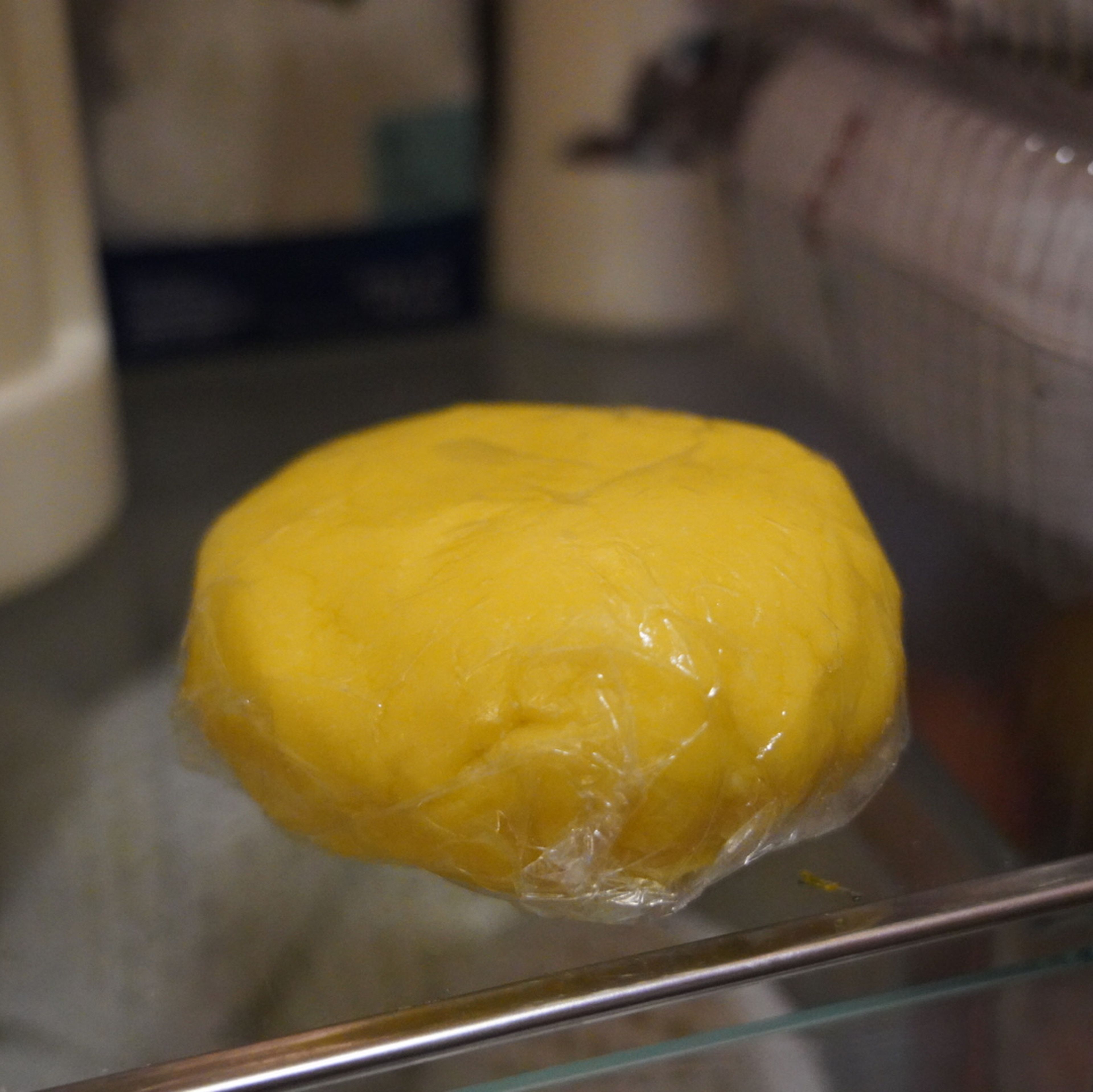 Combine until a dough forms, place in the fridge (cold storage) for 30 minutes.