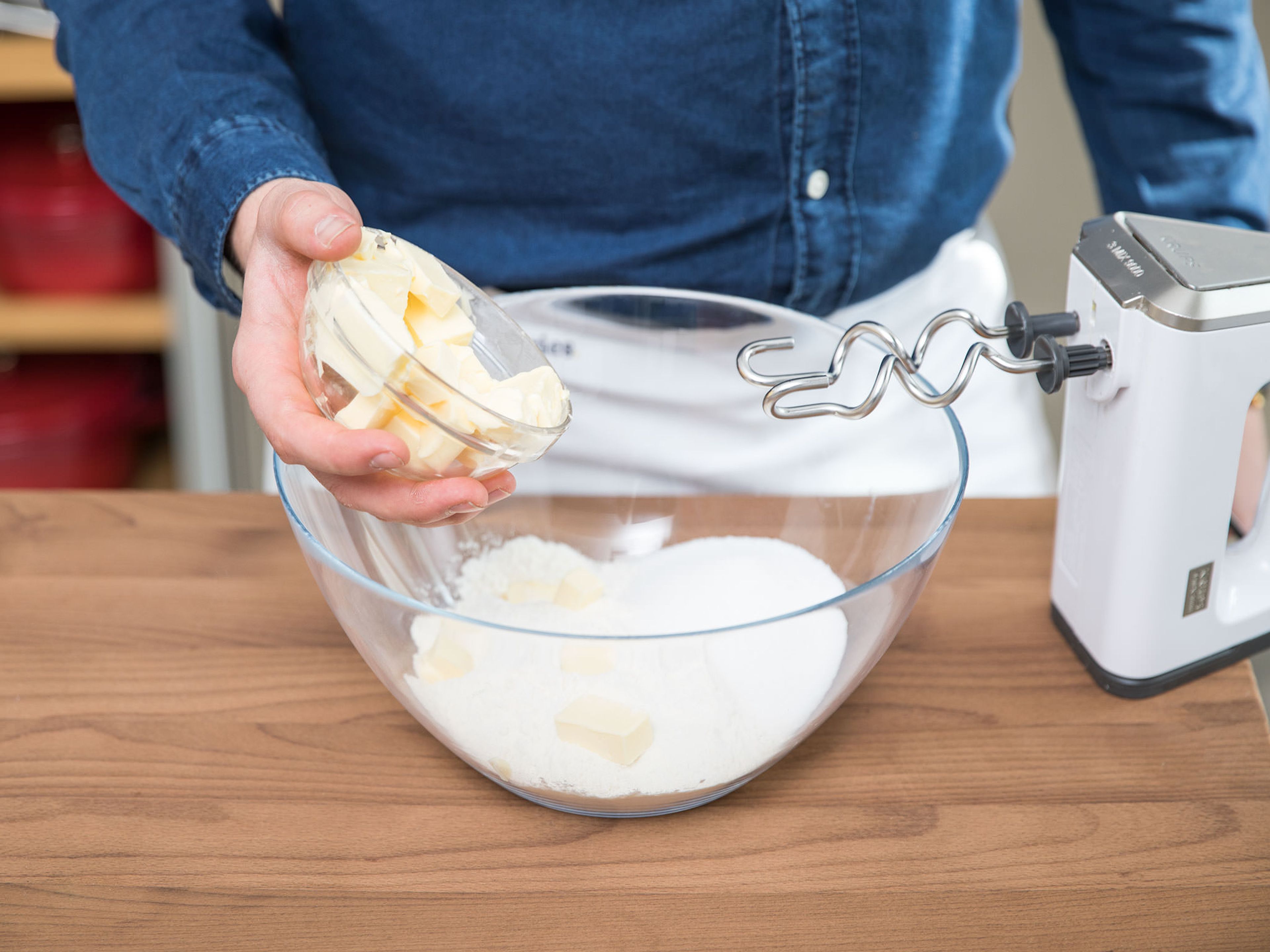 Teil des Mehl, Zucker und Salz mischen. Teil der kalten Butter in kleine Stücke schneiden, hinzugeben und das Ganze so lange in der Küchenmaschine durchrühren lassen, bis kleine, erbsengroße Streusel entstehen.
