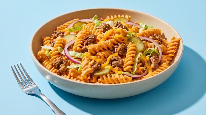 Deftiger Big-Mac-Pasta-Salat mit typischem Burger-Aroma
