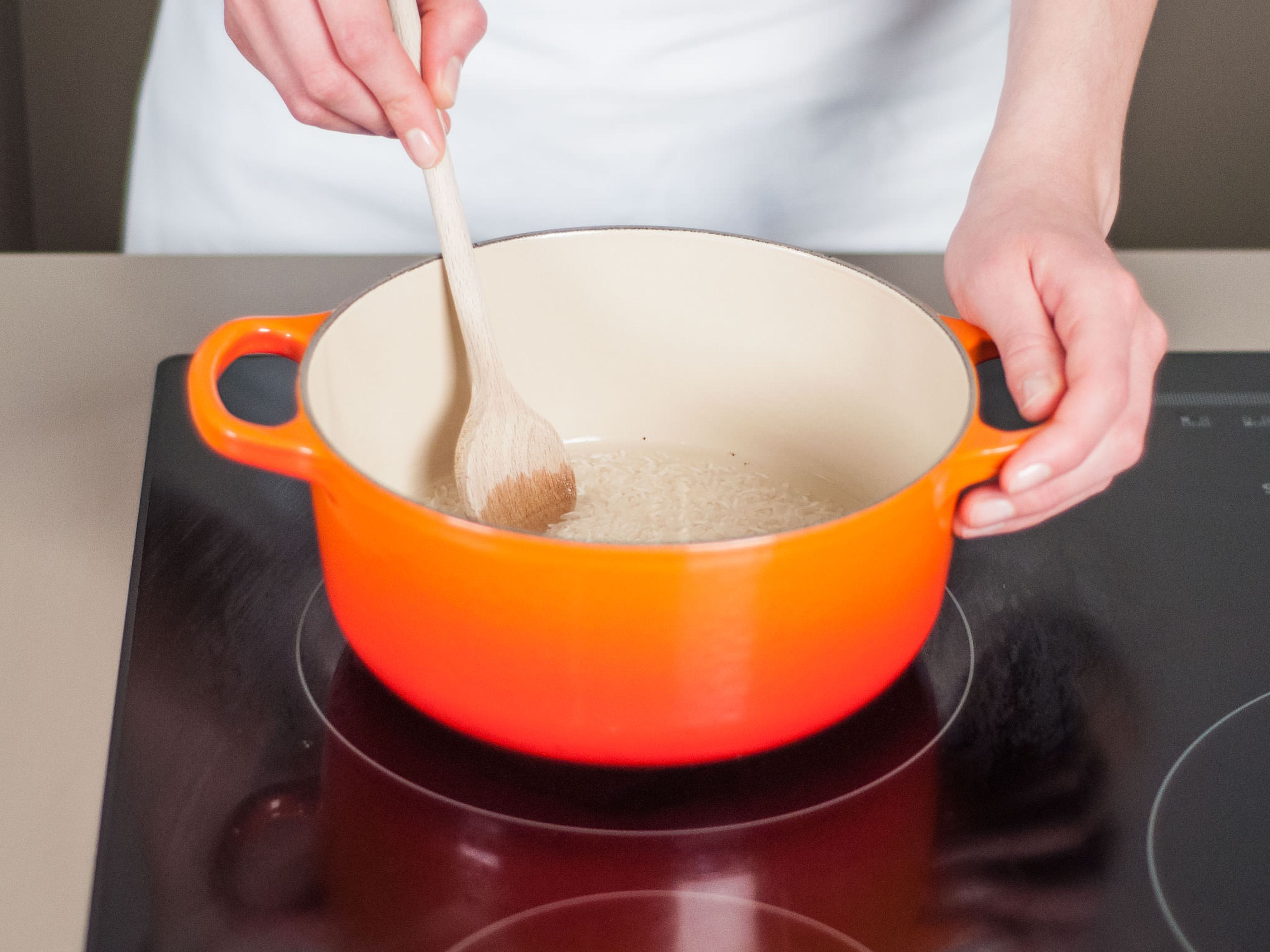 In einem Topf Reis und Wasser aufkochen. Wärmezufuhr reduzieren und ca. 12 – 15 Min. köcheln lassen.