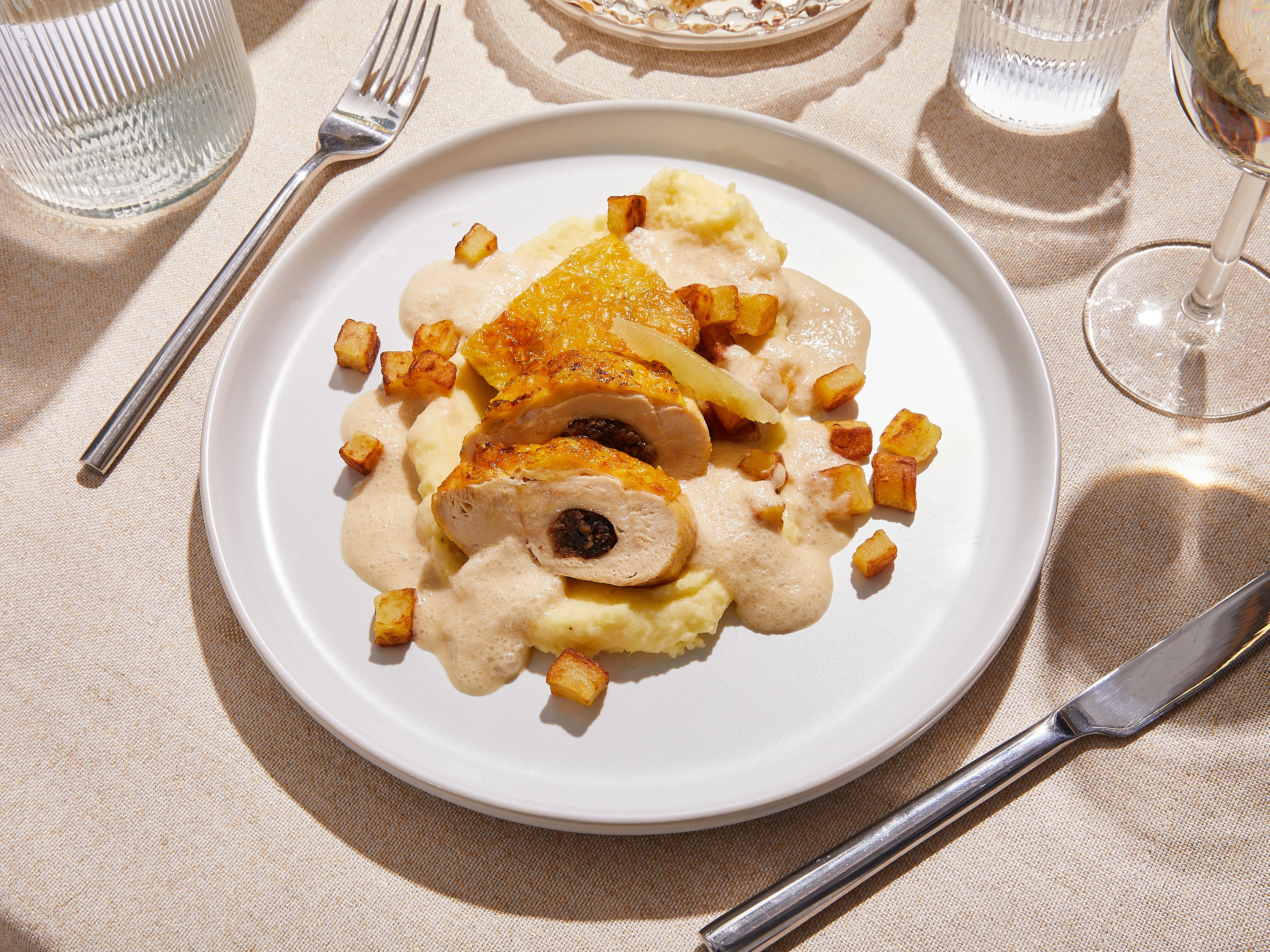 Knuspriges Hähnchen mit Kartoffelpüree und Miso-Soße