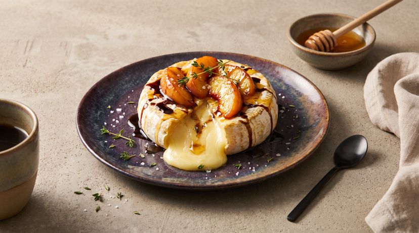 Ofenkäse mal anders: Gebackener Brie mit süßen Pfirsichen und Balsamico