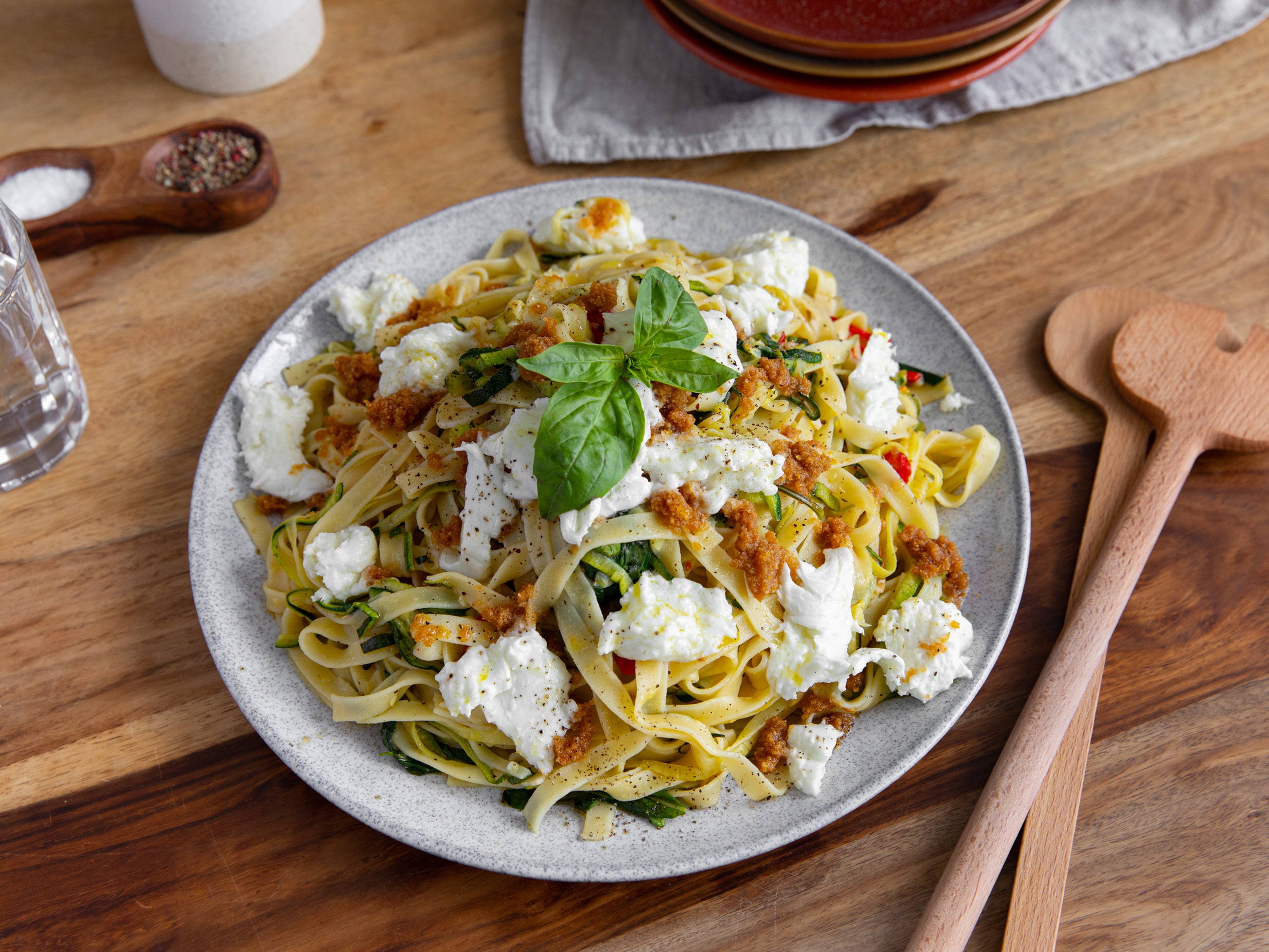 Pikante Sommer-Tagliatelle mit Zucchini und zitronigen Semmelbröseln