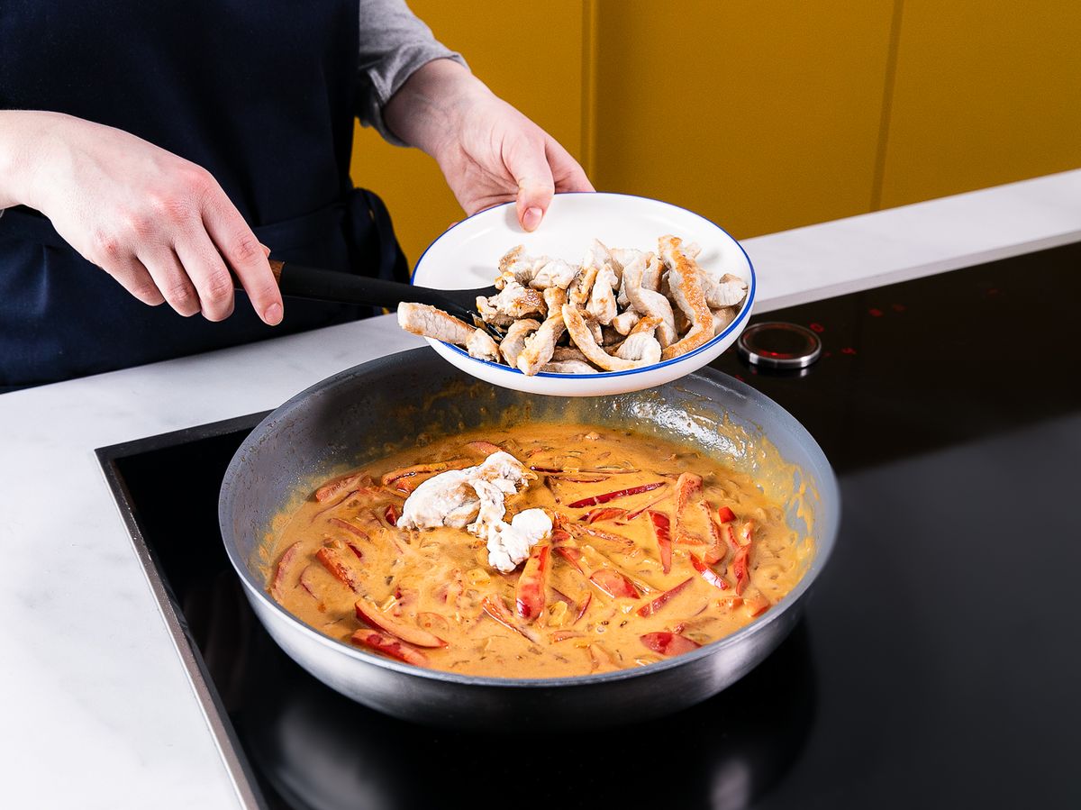 Puten-Rahm-Geschnetzeltes mit Paprika und Reis | Rezept | Kitchen Stories