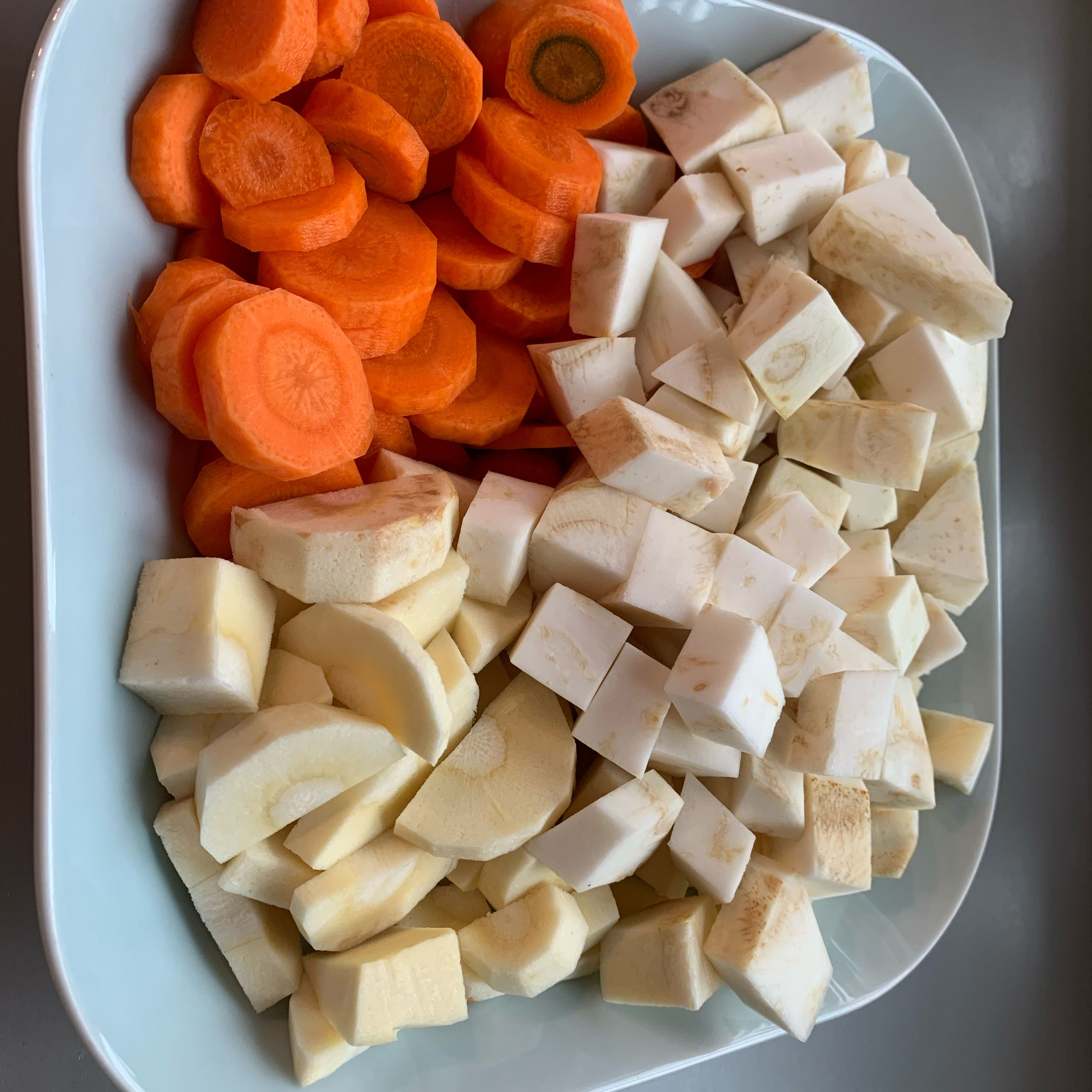 Das Gemüse vorbereiten, heisst kleinschneiden. (Karotten, Sellerie und Pastinake oder Petersilienwurzel) Wenn das Fleisch fast gar ist in den Topf geben und ca. 20 Minuten mit kochen.