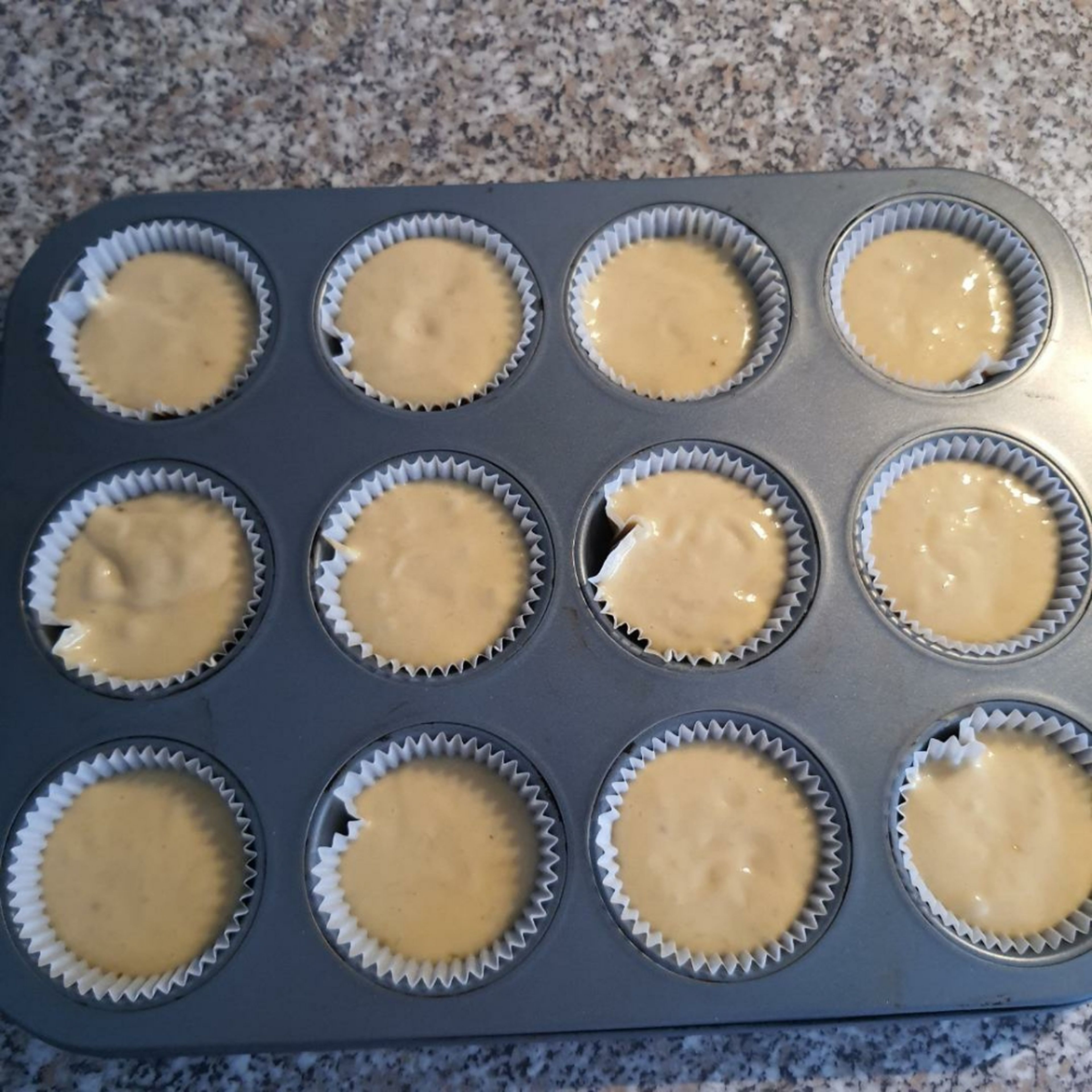 In Muffinförmchen die Masse zufügen und ab in den Ofen für 25 Minuten.