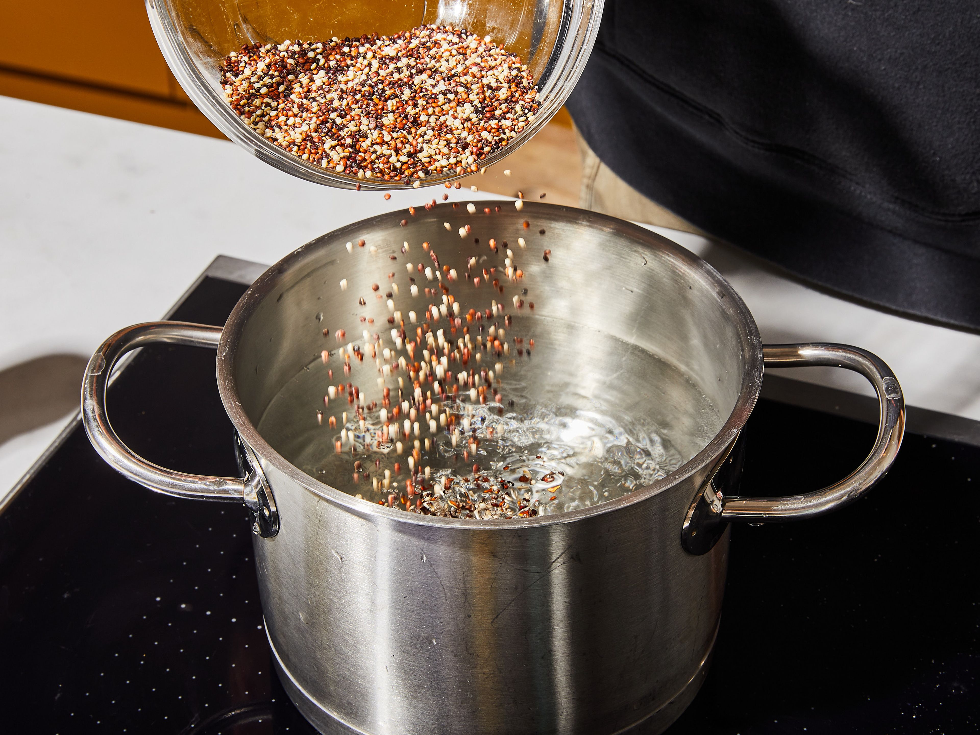 In der Zwischenzeit, Quinoa in einem Sieb unter kaltem Wasser abspülen. Wasser in einen kleinen Topf geben und zum Kochen bringen. Dann eine Prise Salz und die gespülte Quinoa hinzufügen. Bei mittlerer Hitze ca. 15 Min. köcheln lassen, bis die Quinoa gar ist. Mit einer Gabel auflockern und beiseite stellen.