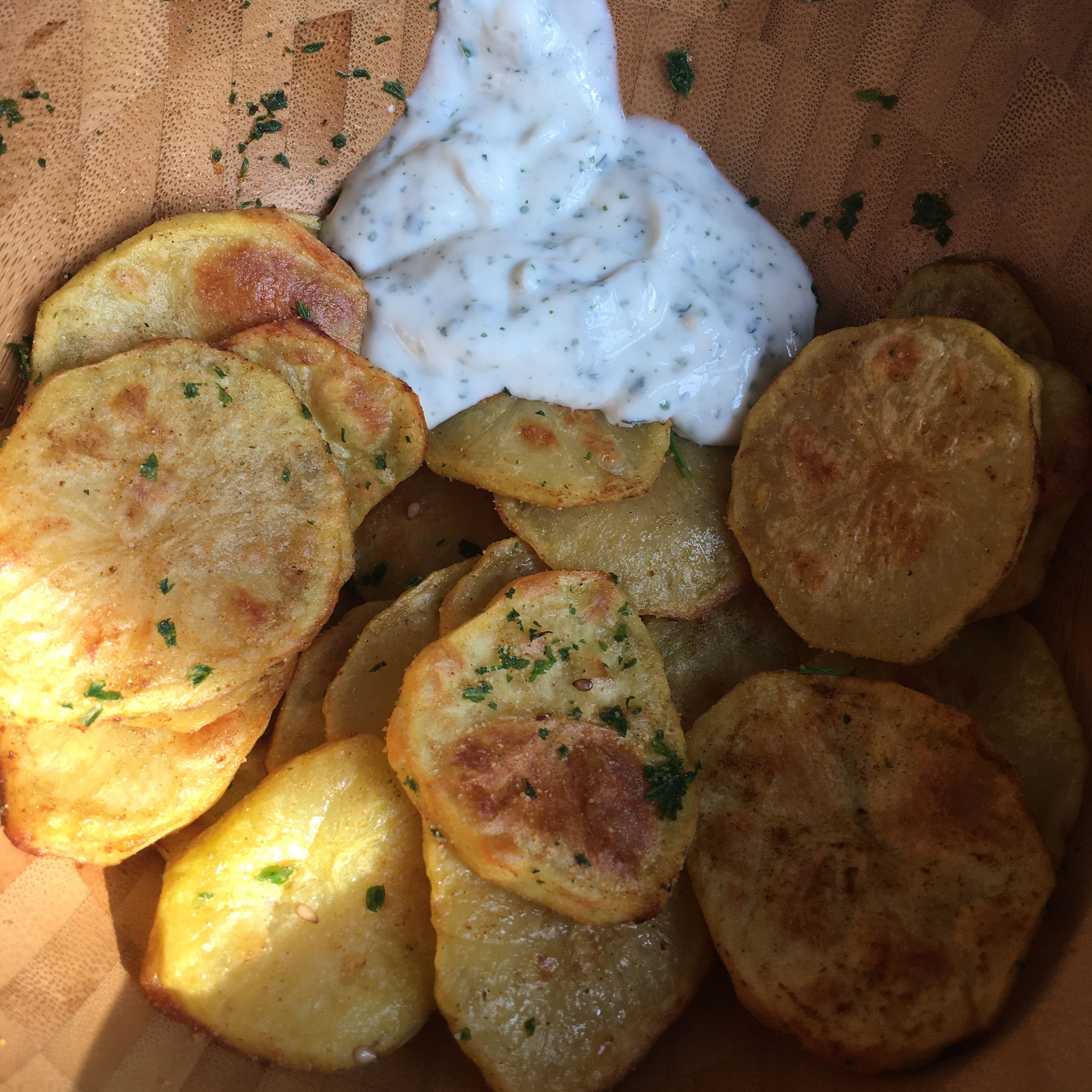 Kartoffelscheiben aus dem Ofen mit Dip