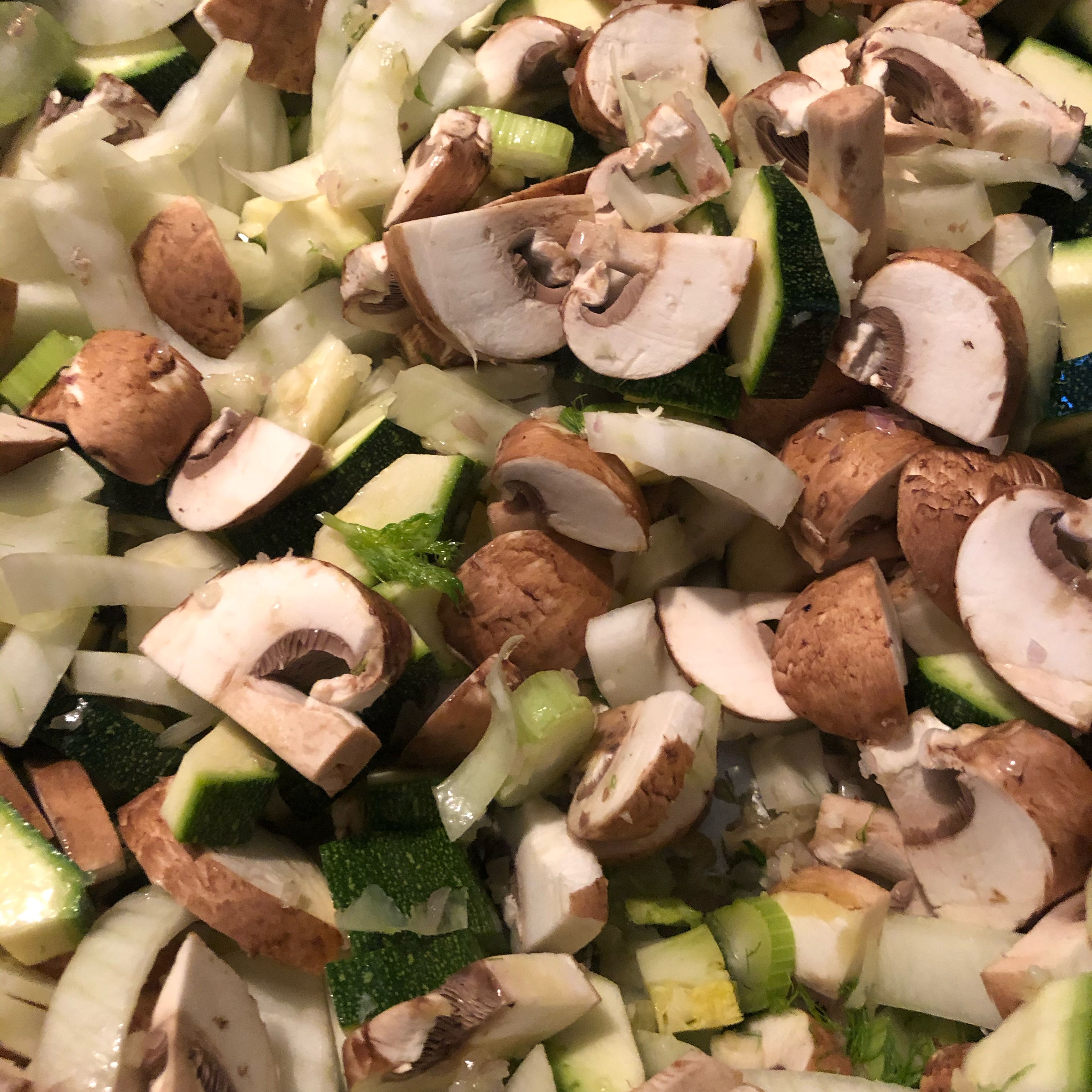 Cut zucchini lengthwise into quarters and remove the seeds in the middle. Then cut into small pieces of approx. 0,5 cm/1/4 in. Halve mushrooms and cut into pieces as well. Cut the fennel into thin strips. Finely chop the shallots and mince garlic.