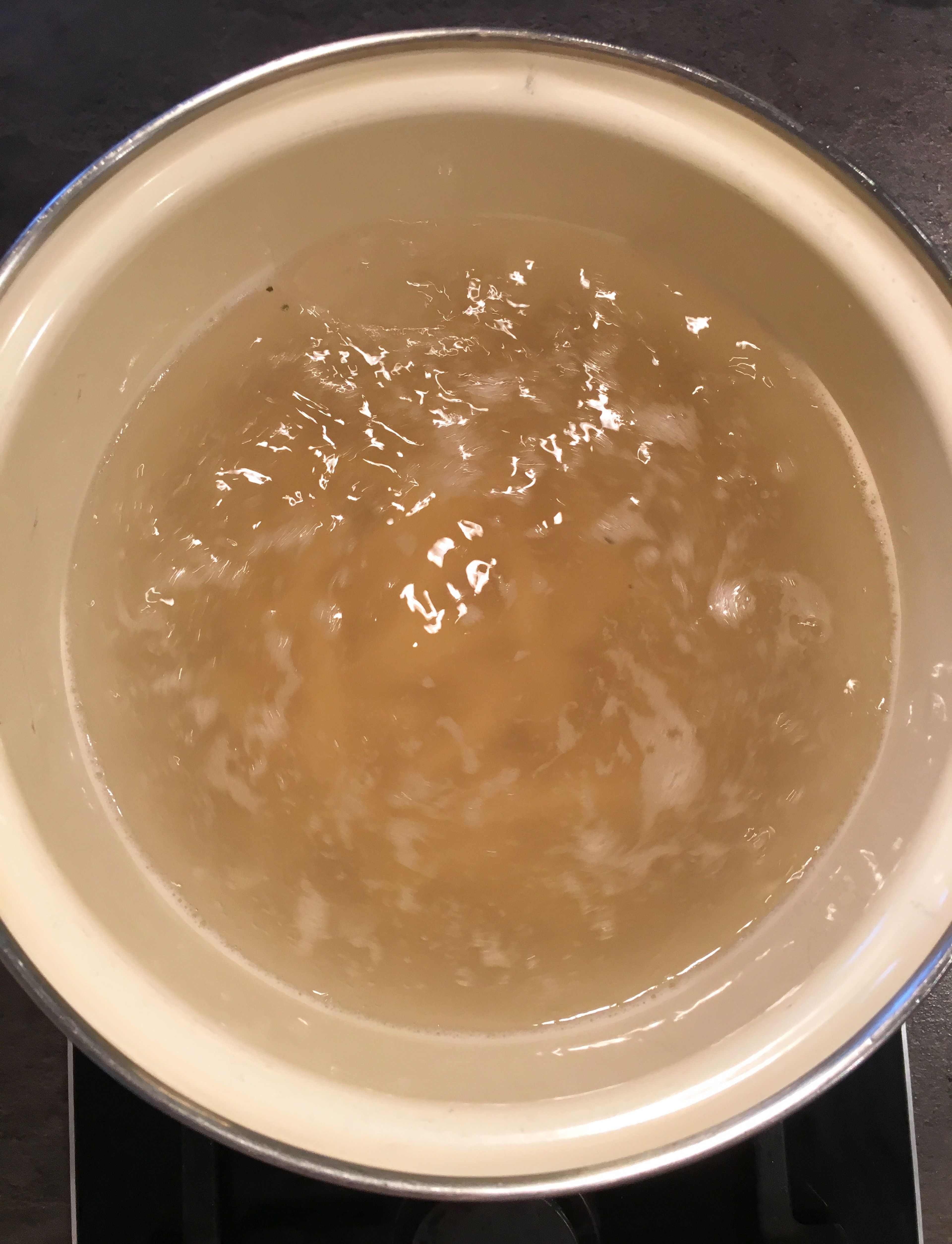 Einen Topf etwas über die Hälfte mit Wasser befüllen und wenn das Wasser kocht, die Nudeln hinzugeben und 11-15min köcheln lassen.Wenn die Nudeln fertig sind 100 ml des Nudelwassers abschöpfen und beiseite stellen.Die Nudeln werden dann durch ein Sieb abgeseiht.