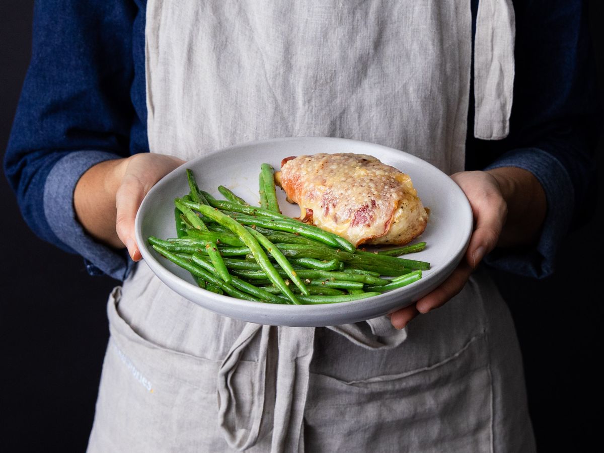 5-ingredient cordon bleu-style chicken with green beans | Recipe | Kitchen Stories