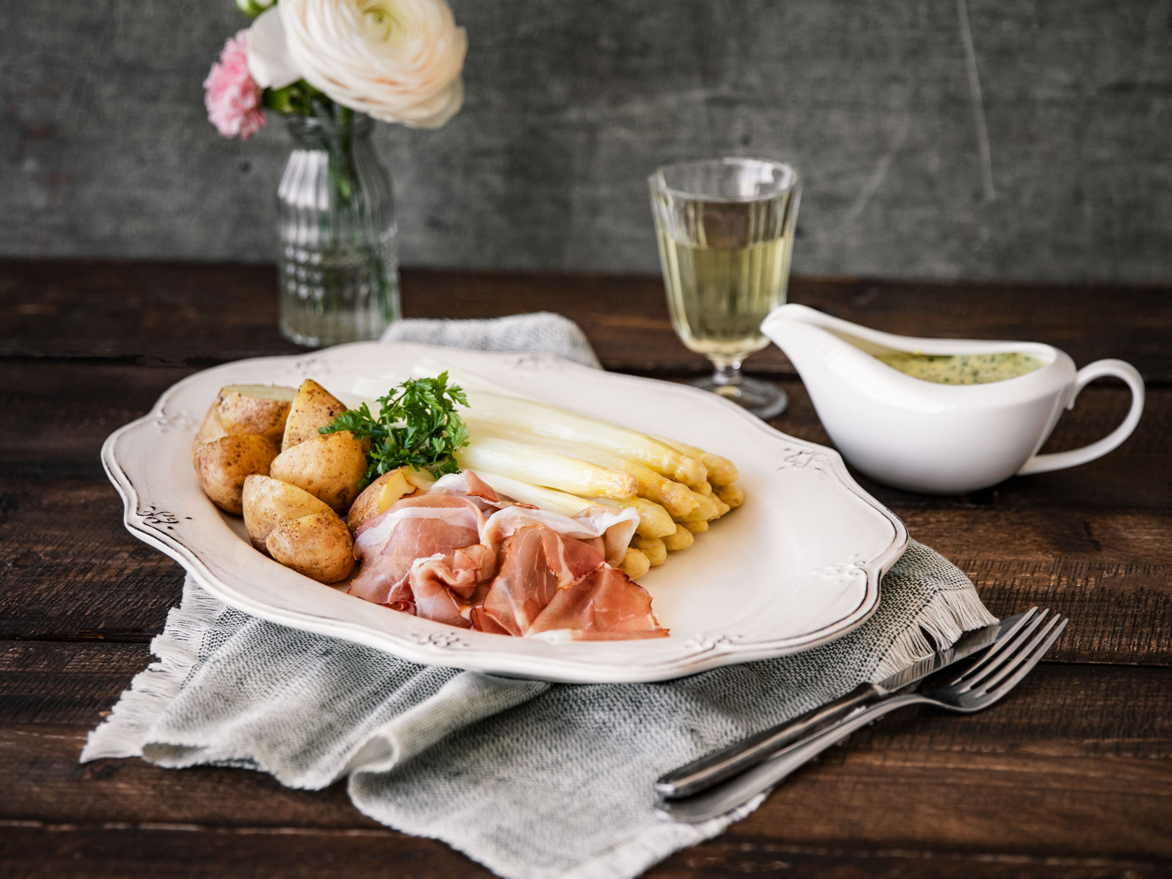 Weißer Spargel mit Schinken und Sauce Béarnaise