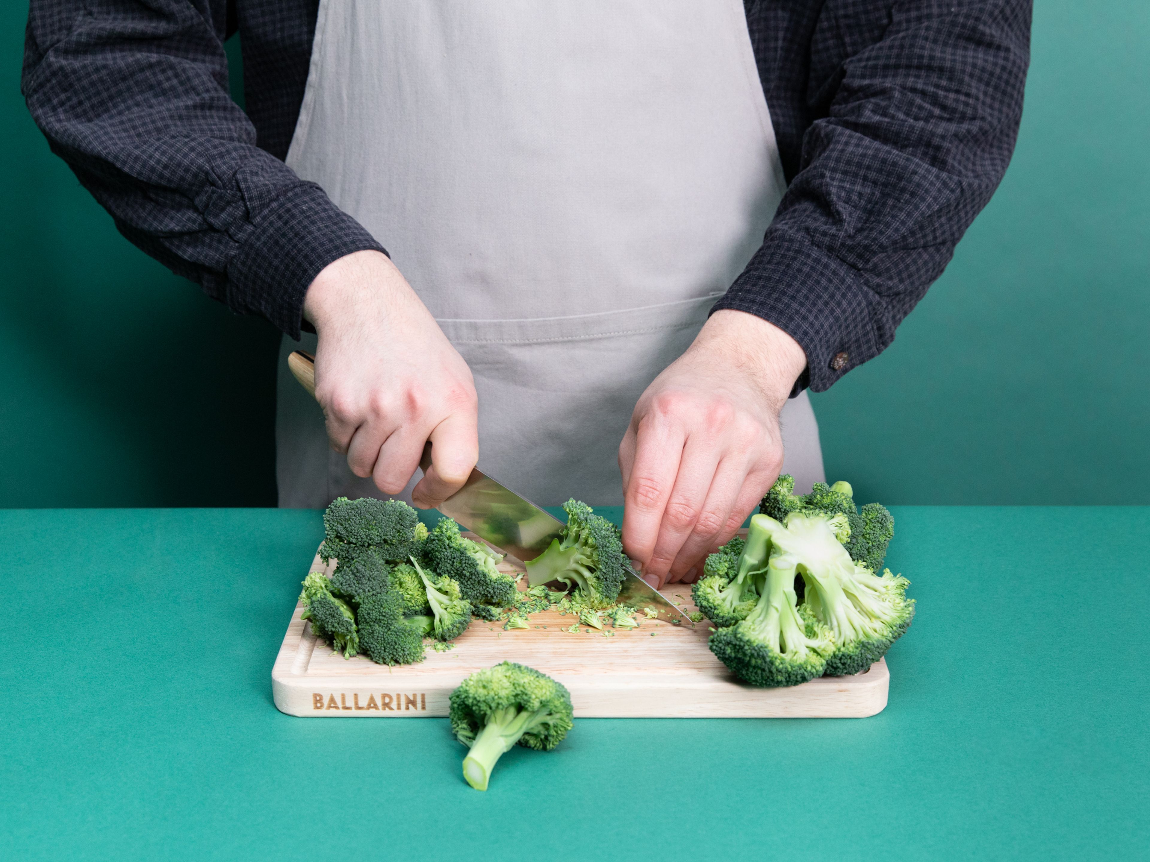 Mortadella würfeln, Brokkoli in kleine Röschen und Knoblauch in dünne Scheiben schneiden.