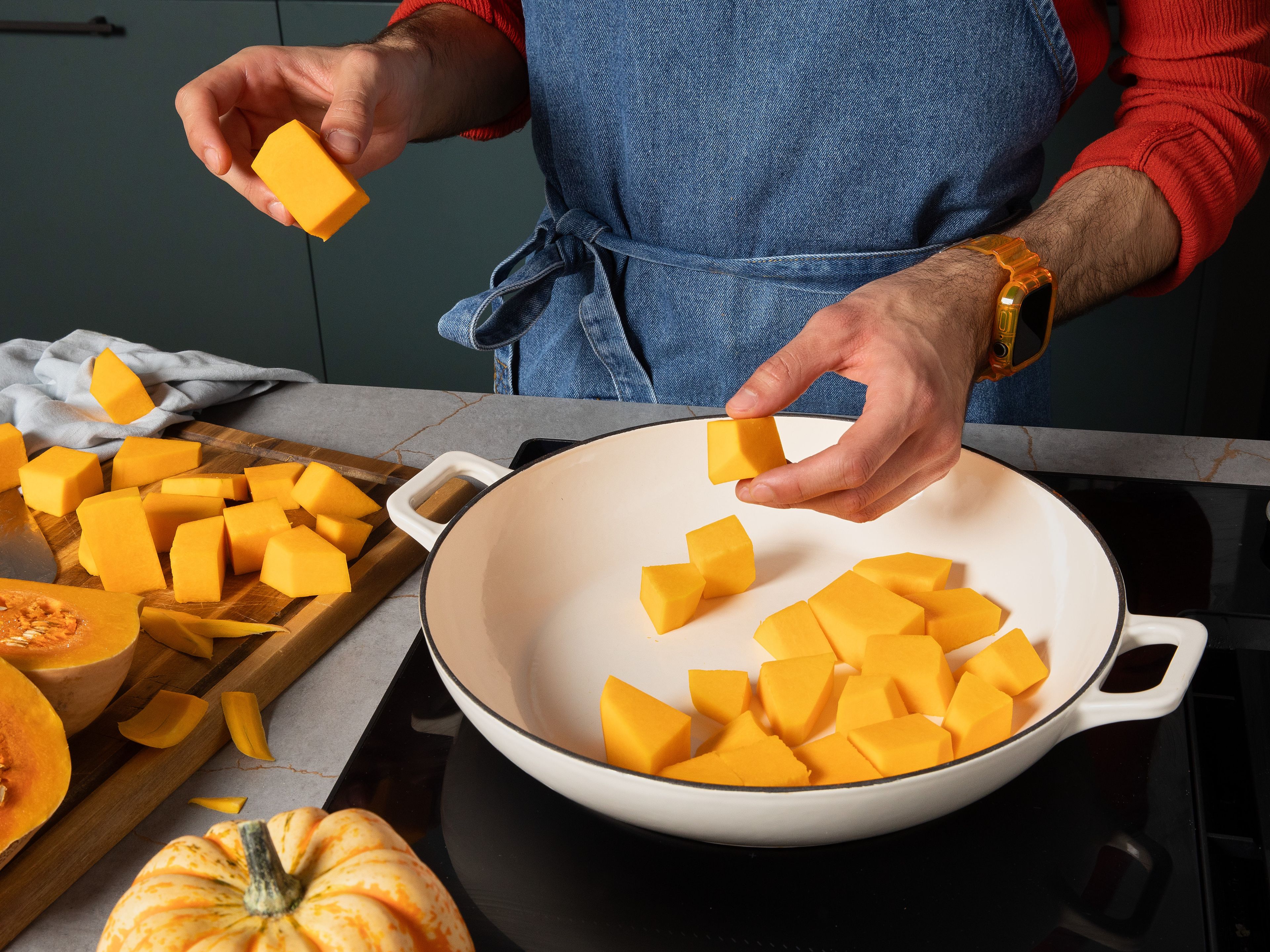 Den Kürbis schälen und die Kerne entfernen, dann in ca. 3 cm dicke Stücke schneiden. Den Boden eines großen Topfes oder einer tiefen Pfanne mit den Kürbisstücken bedecken. Den Zucker darüberstreuen und ca. 2–3 Std. ruhen lassen, bis der Kürbis Wasser abgibt und der Zucker schmilzt.