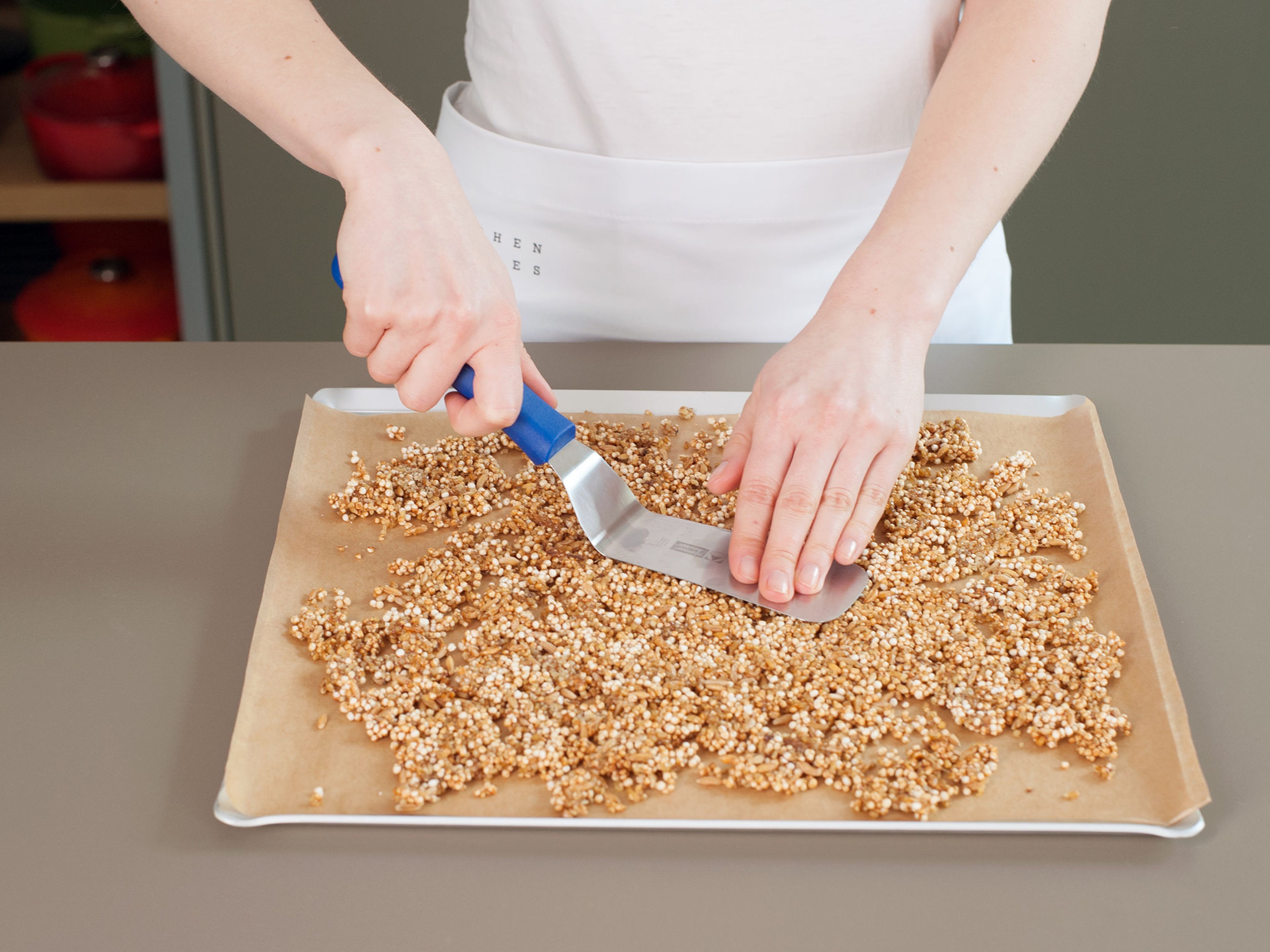 Die Einkorn-Quinoa-Masse gleichmäßig auf einem mit Backpapier ausgelegtem Backblech verteilen.