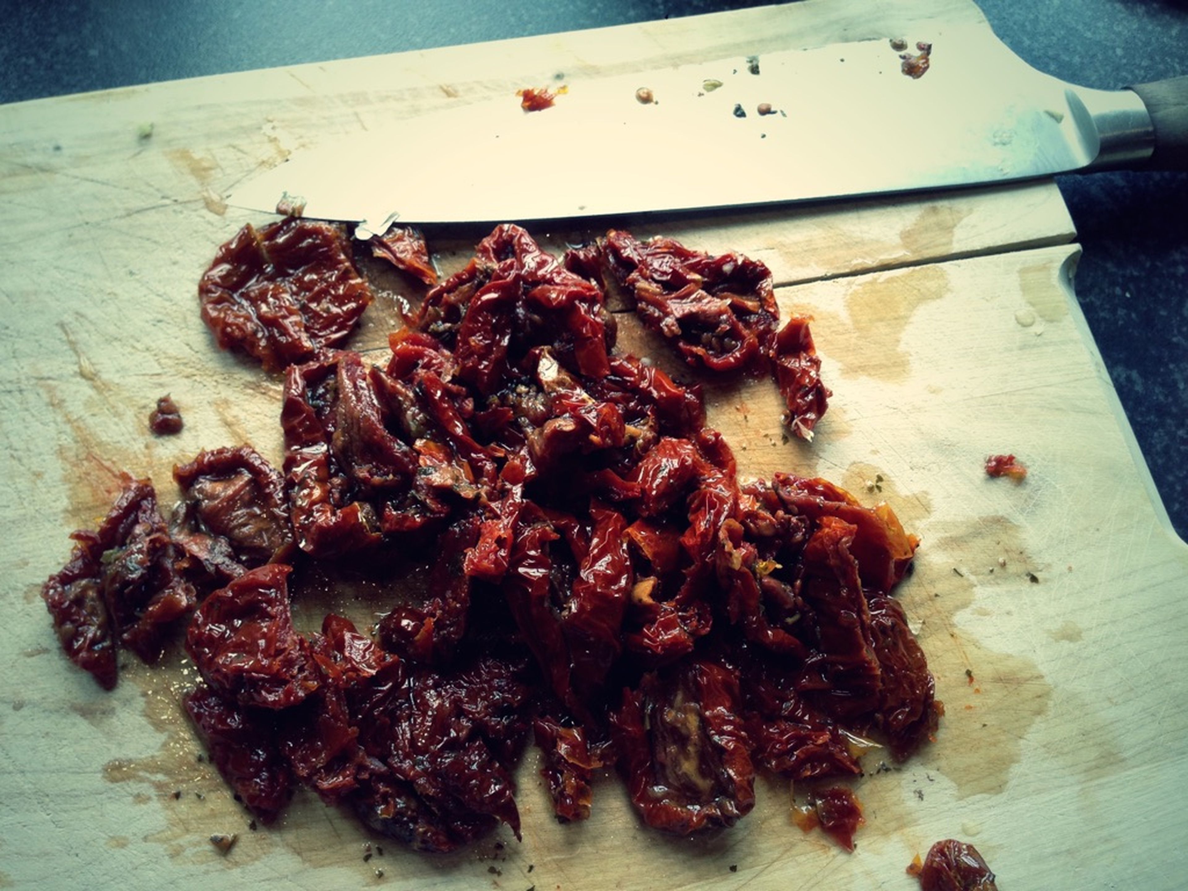 Peel and mince garlic and roughly dice drained sun-dried tomatoes.