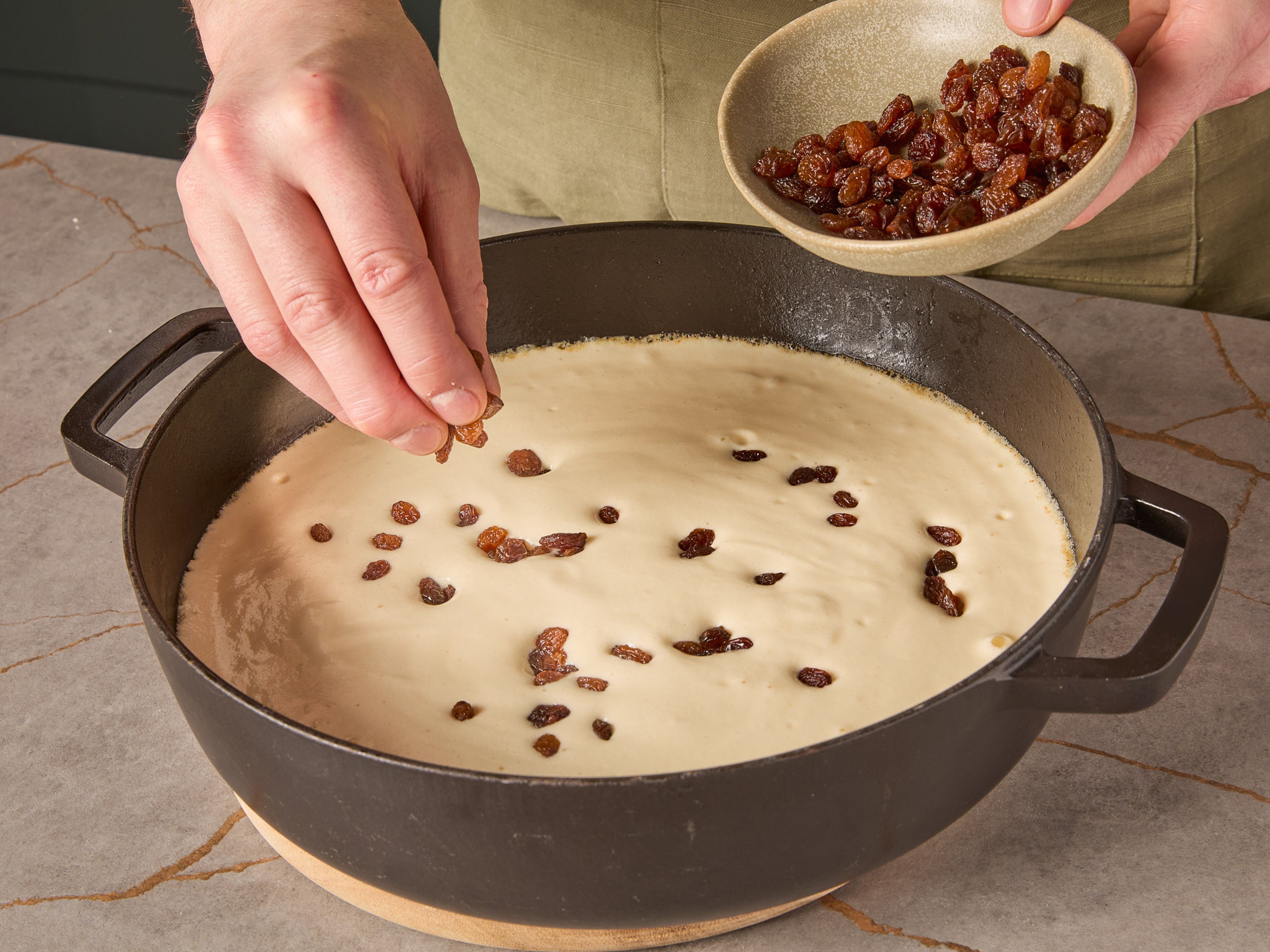 Butter in einer Pfanne bei mittlerer Hitze schmelzen lassen. Teig hinzufügen, mit Rosinen bestreuen und ca. 3–5 Min. backen. In den vorgeheizten Ofen geben und bei 220°C ca. 10–15 Min. weiter backen bis der Kaiserschmarrn goldbraun ist.