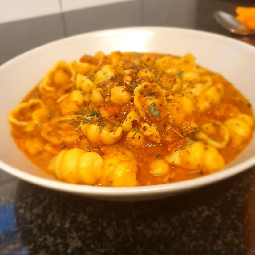 Pasta, Kichererbsen und Thunfisch