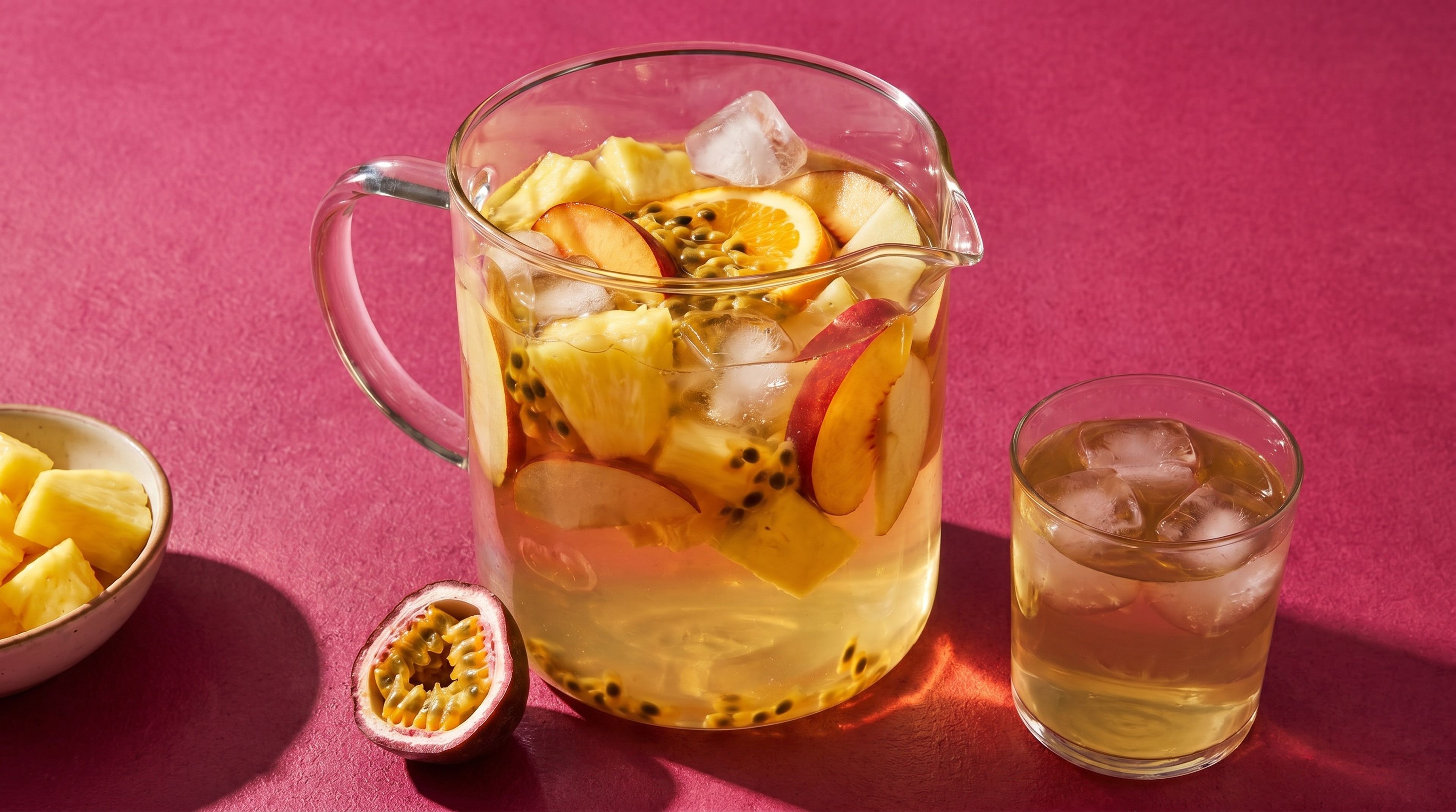Besser als der Klassiker: weiße Sangria mit Ananas und Maracuja