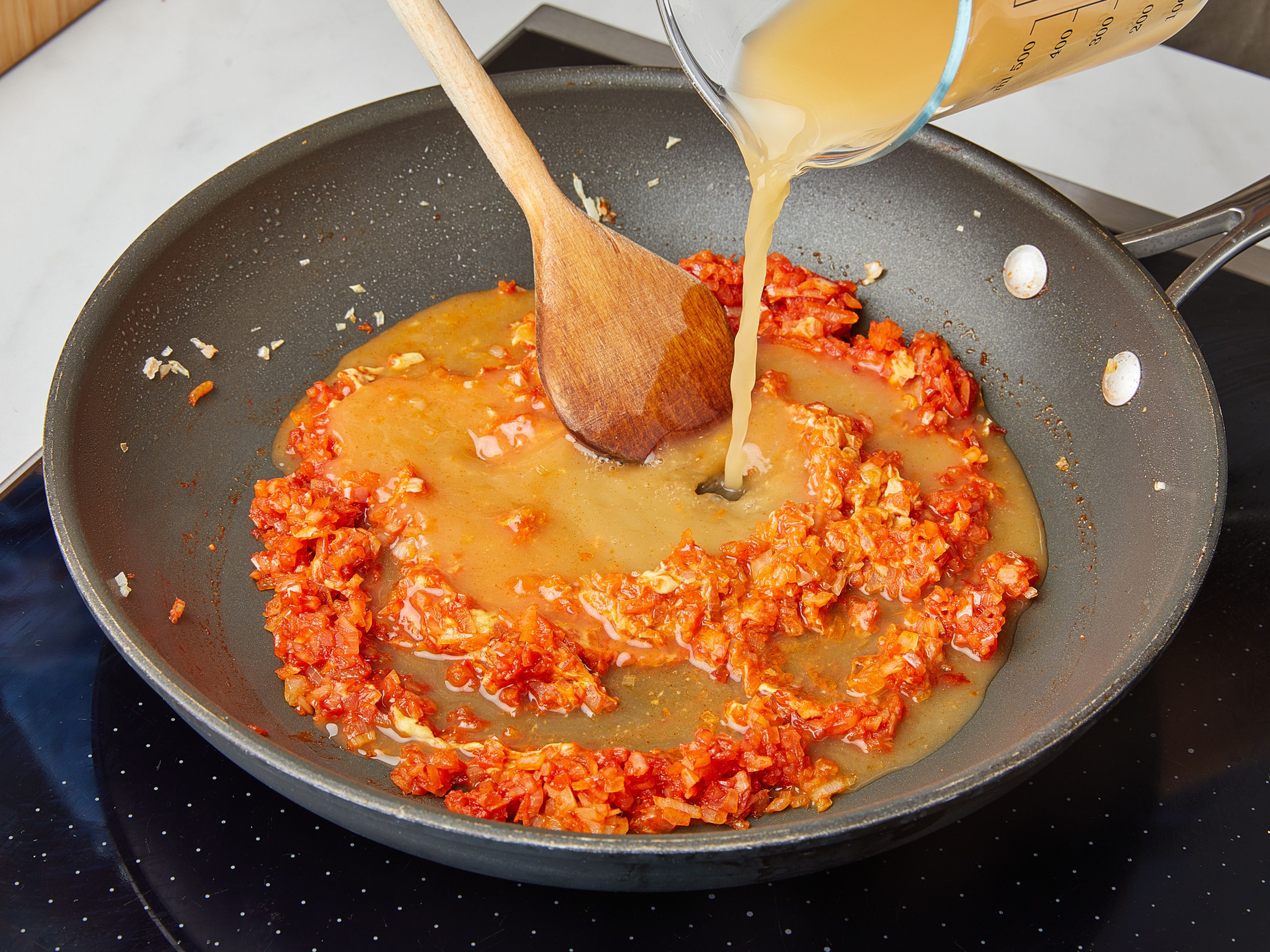 Den Hackbraten auf das Gemüse in der Auflaufform legen. Im Ofen ca. 30–40 Min. backen, oder bis das Fleisch gar und nicht mehr rosa ist. In der Zwischenzeit Blumenkohl und Kartoffeln in einen großen Topf geben, mit Wasser bedecken und bei geschlossenem Deckel ca. 20–25 Min. kochen, bis sie weich sind. Das restliche Öl in der zuvor benutzten Pfanne erhitzen, die gehackte Zwiebel hinzufügen und ca. 2 Min. anbraten. Tomatenmark hinzugeben und ca. 1 Min. anbraten. Mit Rinderbrühe ablöschen, Senf hinzufügen und ca. 4–6 Min. kochen, bis die Soße eingedickt ist. Mit Salz und Pfeffer abschmecken und die Hälfte der gehackten Petersilie unterrühren.