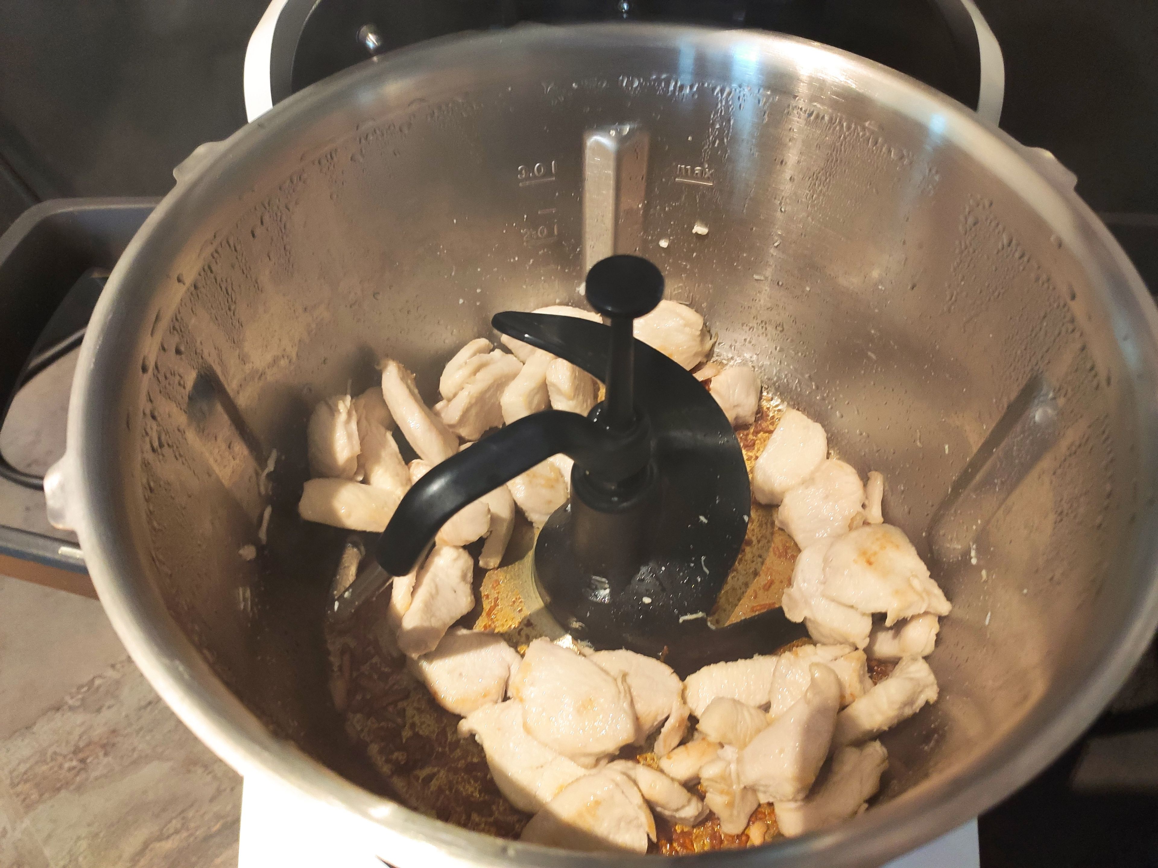 Hähnchenbrustfilet waschen, trocknen und in ca. 2 cm große Stücke schneiden. Den Cookit 3D-Rührer in den Topf einsetzen und mit 2 EL Öl ohne Messbecher 4 Min. auf 200° erhitzen (3D-Rührer | Stufe 2 | 200°C | 4 Min.).  Nun das Fleisch in den Topf geben und  5 Min.  bei 200°C anbraten (3D-Rührer | Stufe 4 | 200°C | 5 Min.). Anschließend das Fleisch umfüllen und den Topf reinigen.