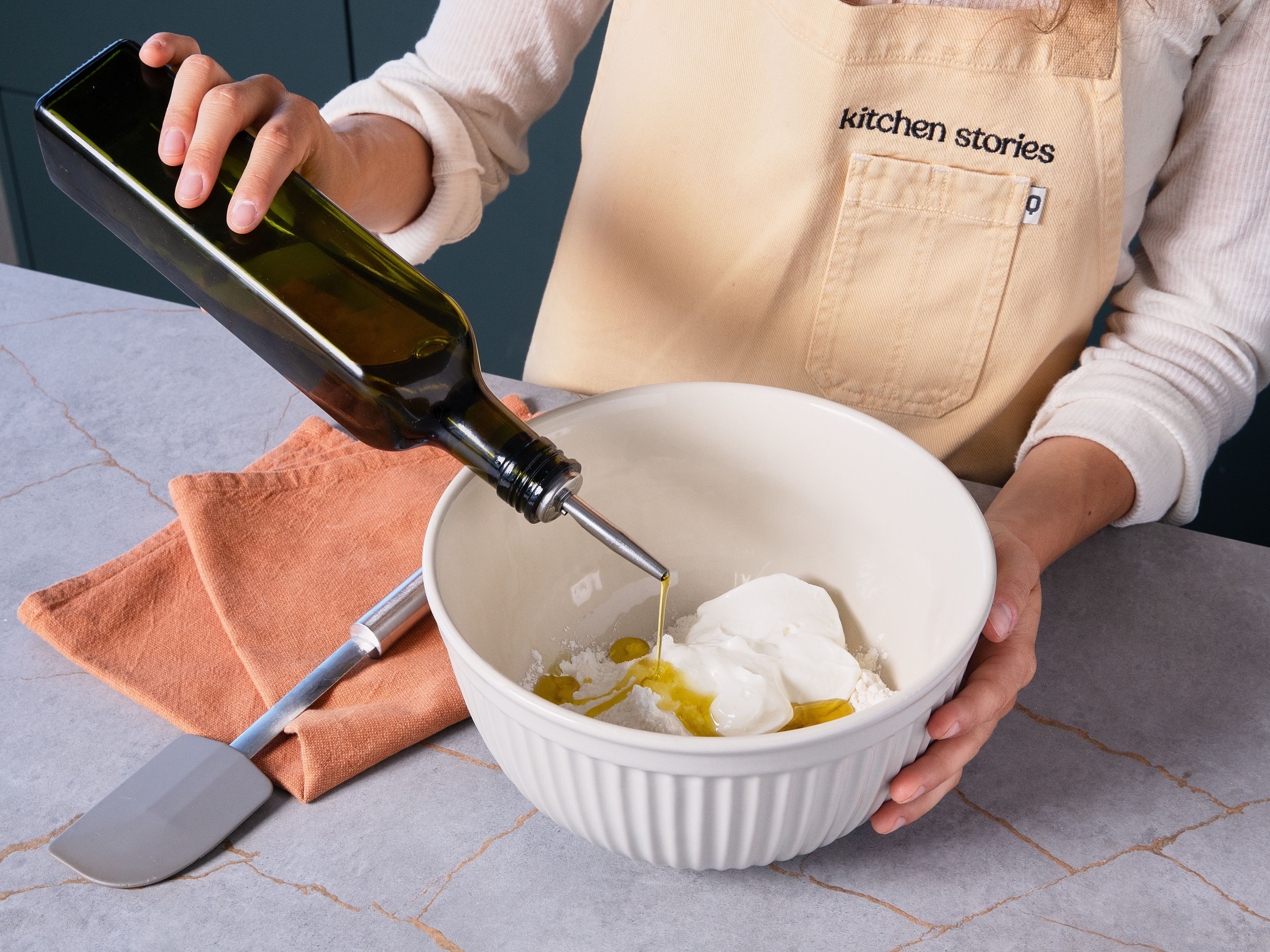 Griechischen Joghurt, Mehl, Backpulver, Olivenöl und Salz in eine große Schüssel geben und zu einem Teig formen. Den Teig anschließend auf einer leicht geölten Oberfläche ausrollen und zu einem Fladenbrot formen.