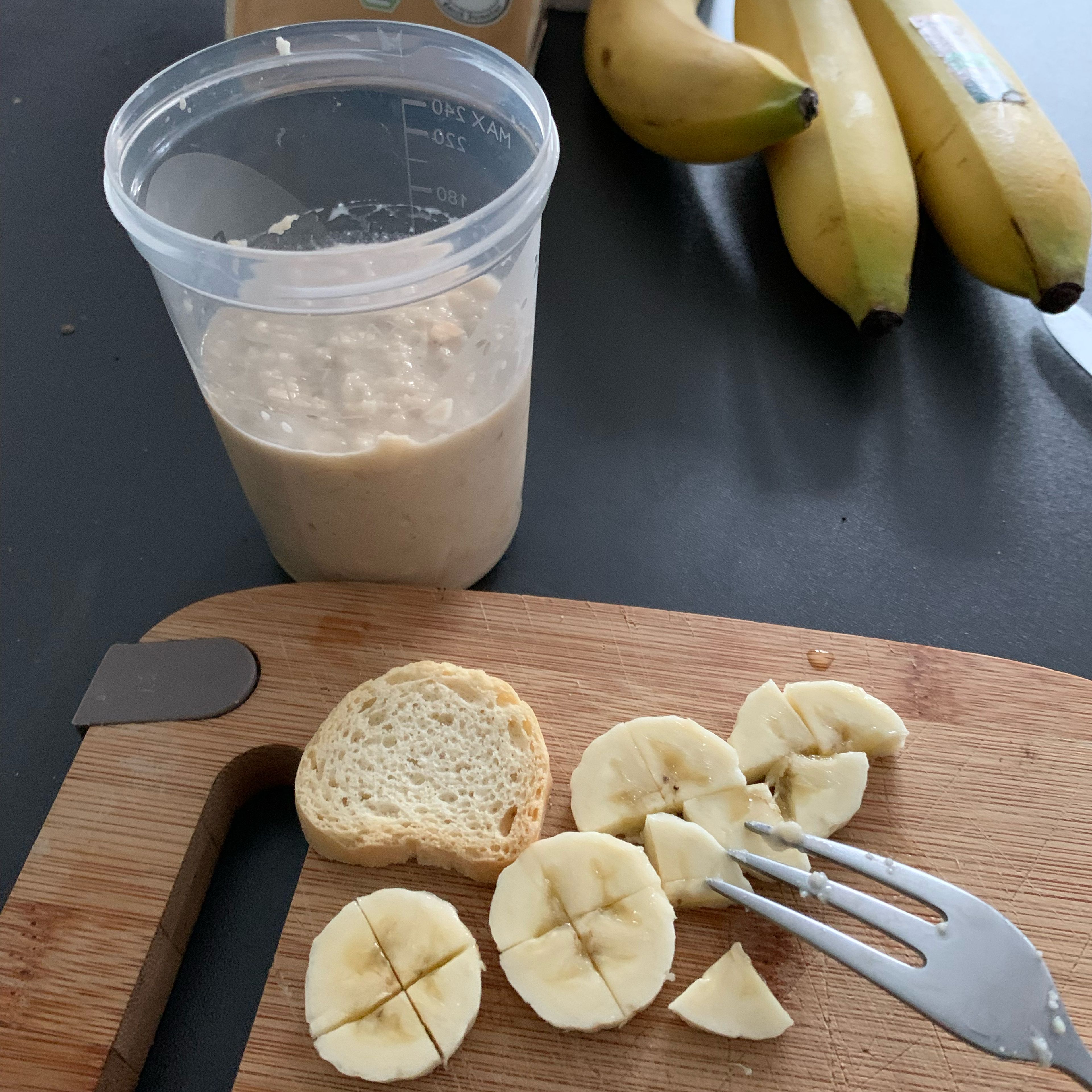 Banane klein schneiden. Ich habe sie geviertelt und zu dem Zwieback-Hafermilch-Gemisch hinzugegeben. Mit einer Gabel zermanschen oder den Pürierstab nehmen.