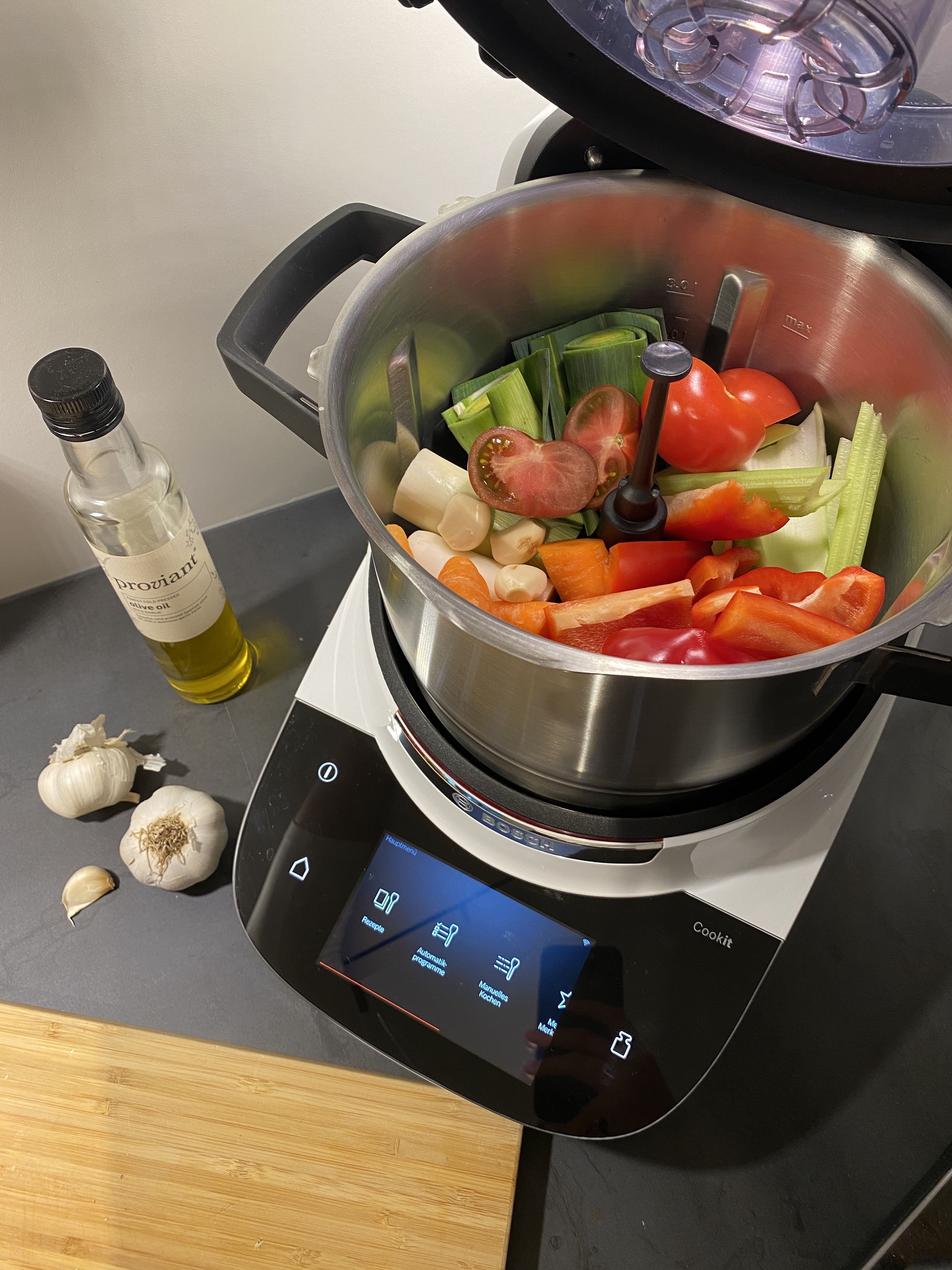 Das Gemüse waschen und grob zerkleinern. Den Knoblauch schälen und gemeinsam mit dem Gemüse in den Cookit geben.