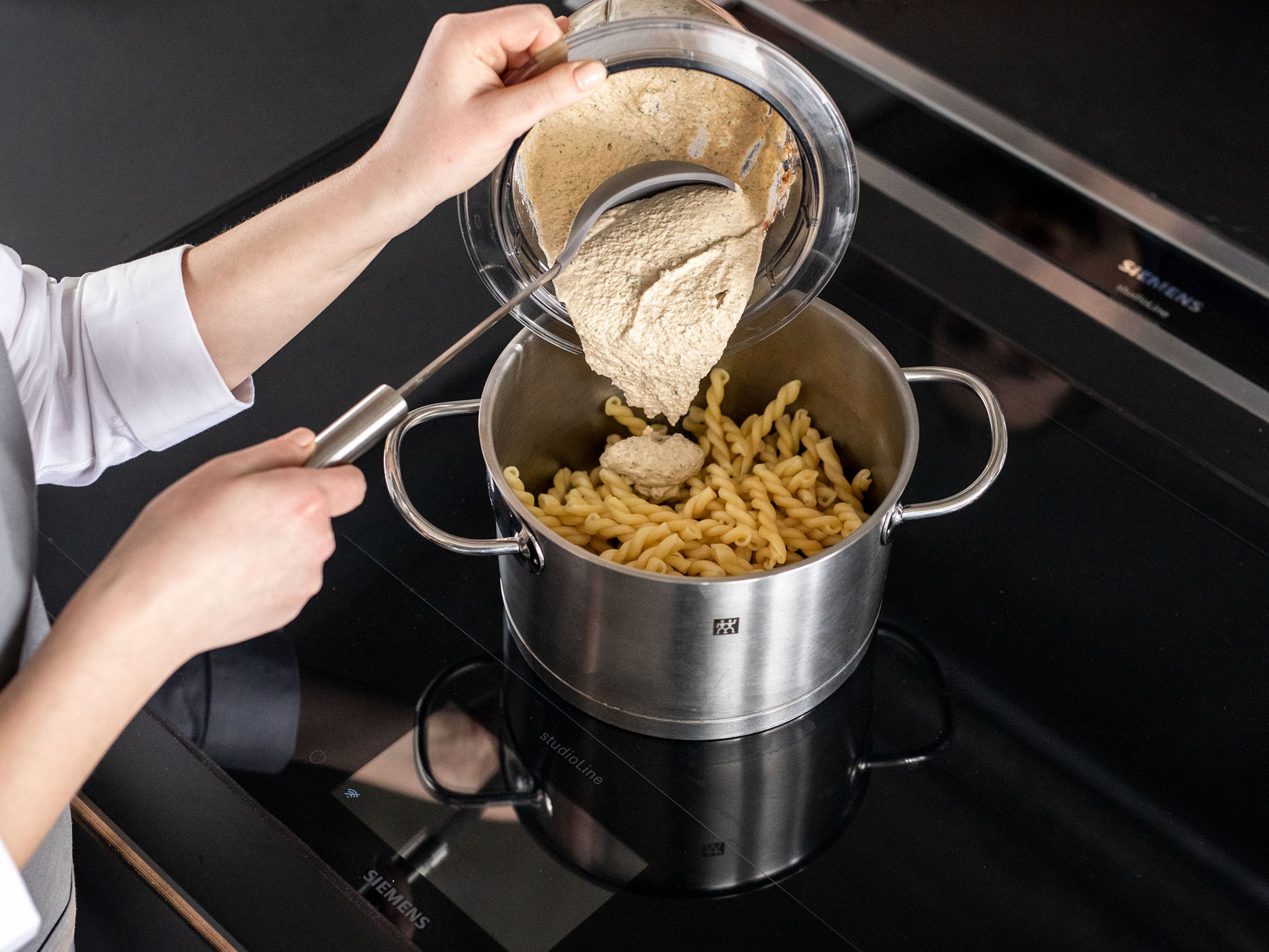 Fill a pot with water and bring to boil. Cook the pasta al dente according to the package instructions. Drain and put the pasta back into the pot. Mix well with the walnut-ricotta pesto. Enjoy!