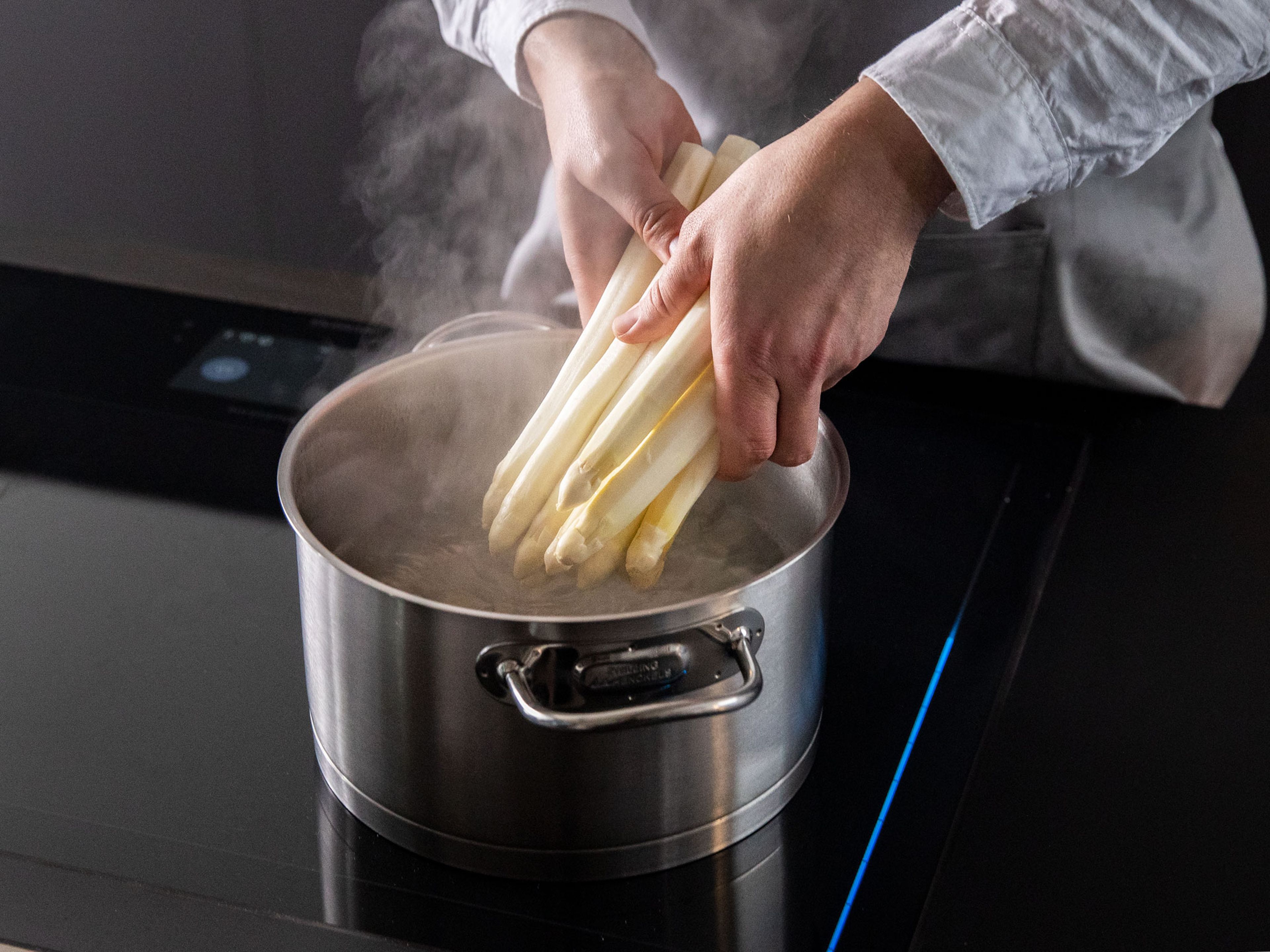 Fill a pot with water, add remaining lemon juice. Season with salt and sugar generously. Bring to a boil, and add white asparagus to the pot. Let cook for approx. 8 – 15 min., depending on the size and desired doneness. Serve asparagus with Béarnaise sauce, cooked potatoes, and ham. Enjoy!