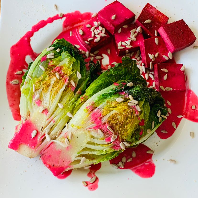 Rote Beete Tofu mit gebratenem Romanasalat