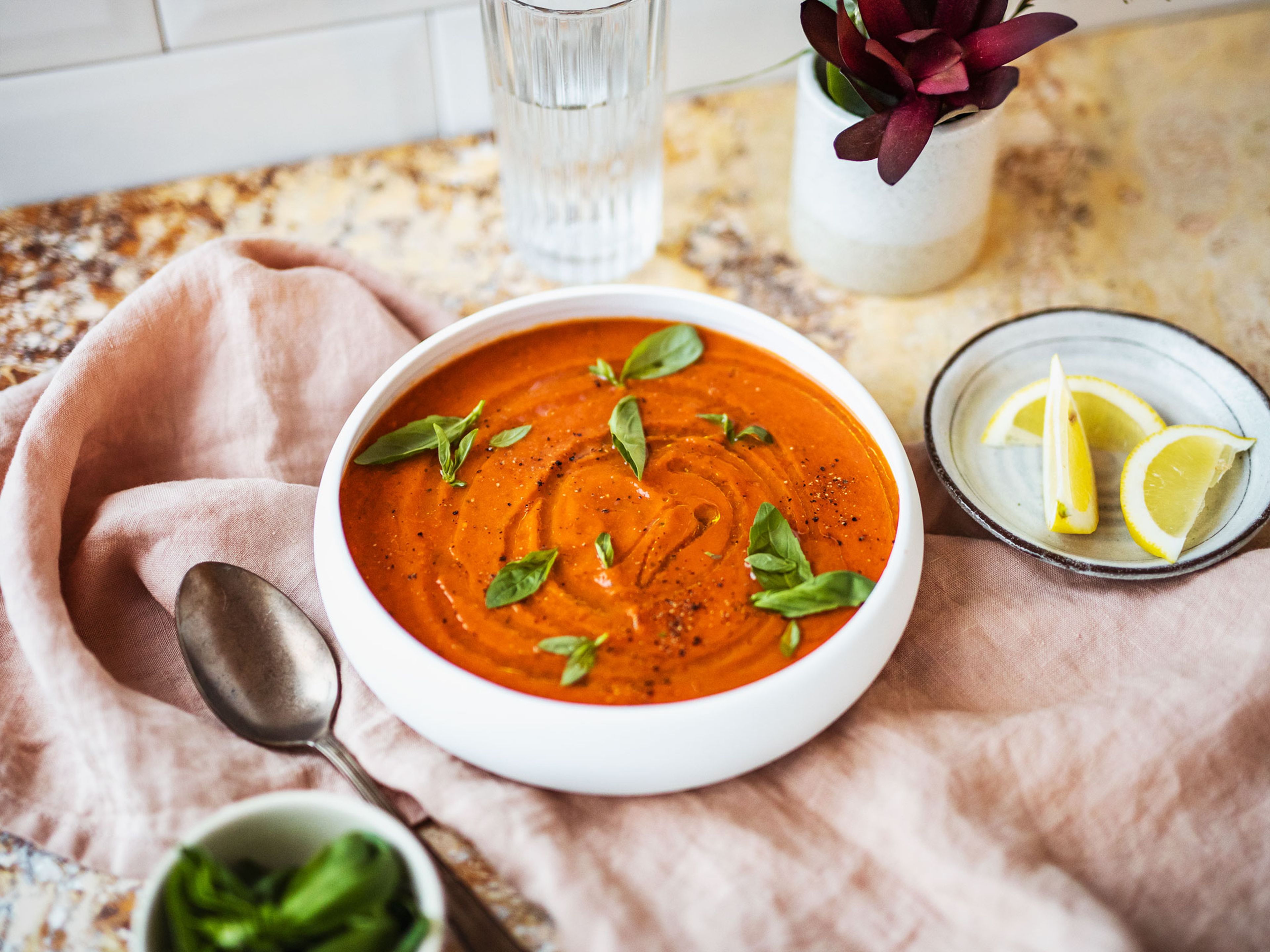 Gazpacho mit gegrillter roter Paprika