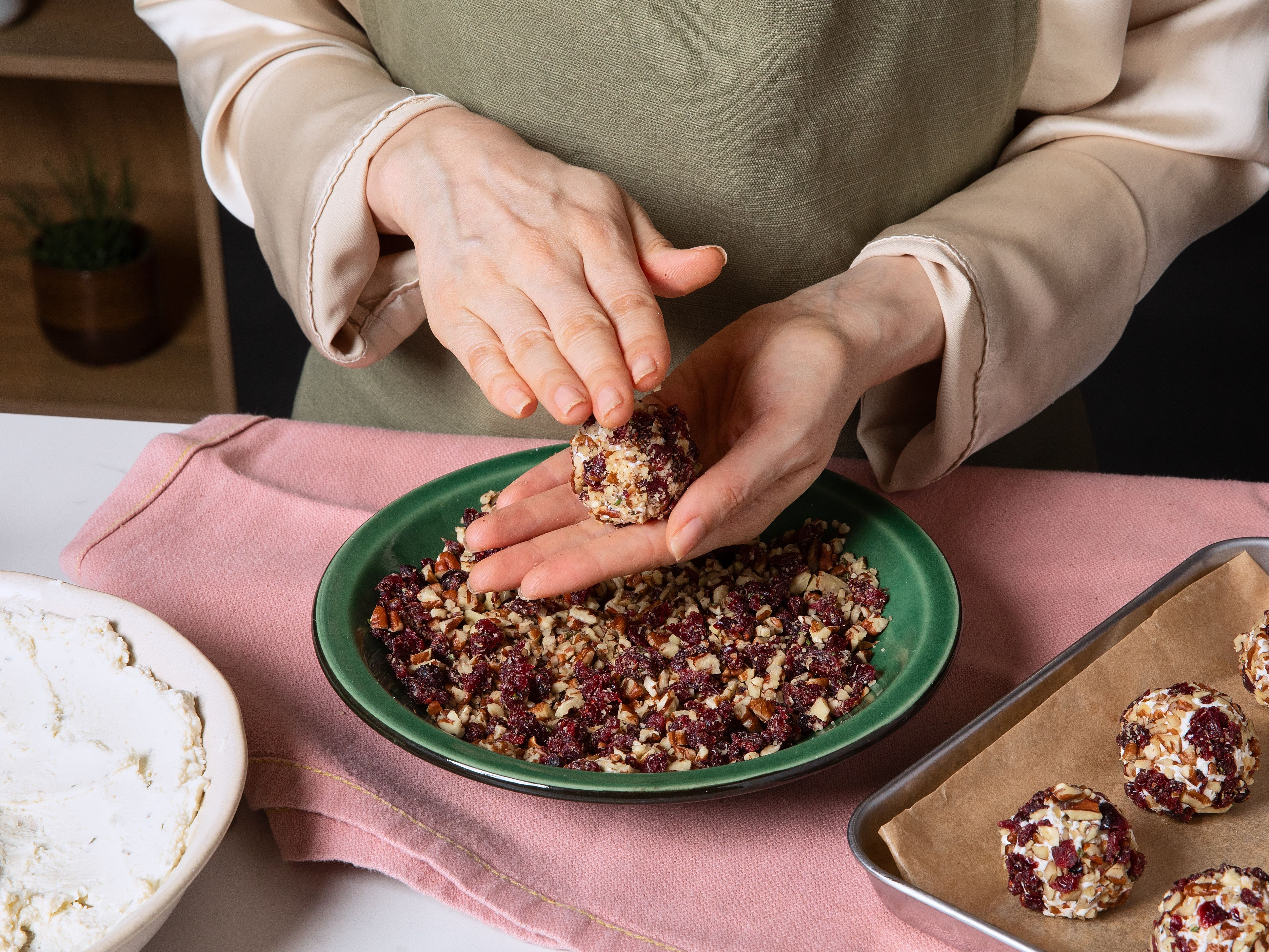 Die vorbereiteten Käse-Portionen nacheinander in der Cranberry-Pekannuss-Mischung wälzen, zu Kugeln formen und die Mischung leicht andrücken, bis die Kugeln gleichmäßig bedeckt sind. Die fertigen Kugeln auf das vorbereitete Blech legen. Dann ca. 30 Min. im Kühlschrank fest werden lassen. Vor dem Servieren mit etwas Ahornsirup beträufeln und mit Baguette oder Crackern anrichten. Für den Lillet Winter Berry: Lillet Blanc in ein mit Eiswürfeln gefülltes Glas geben. Mit Schweppes Original Wild Berry auffüllen und mit getrockneten Cranberries und einem Rosmarinzweig garnieren.