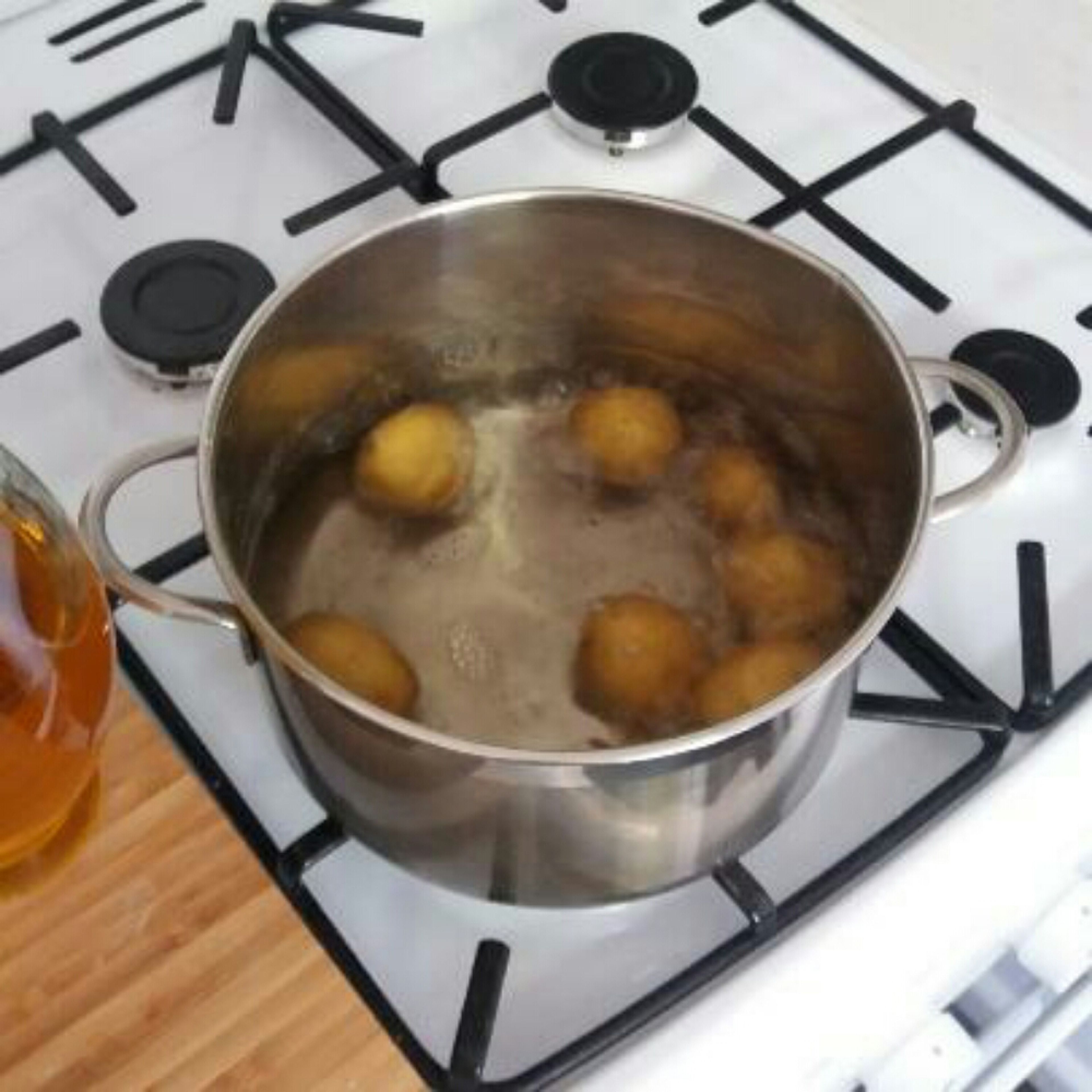 Kartoffeln abspülen und in Salzwasser ca. 15 - 20 Min. kochen.