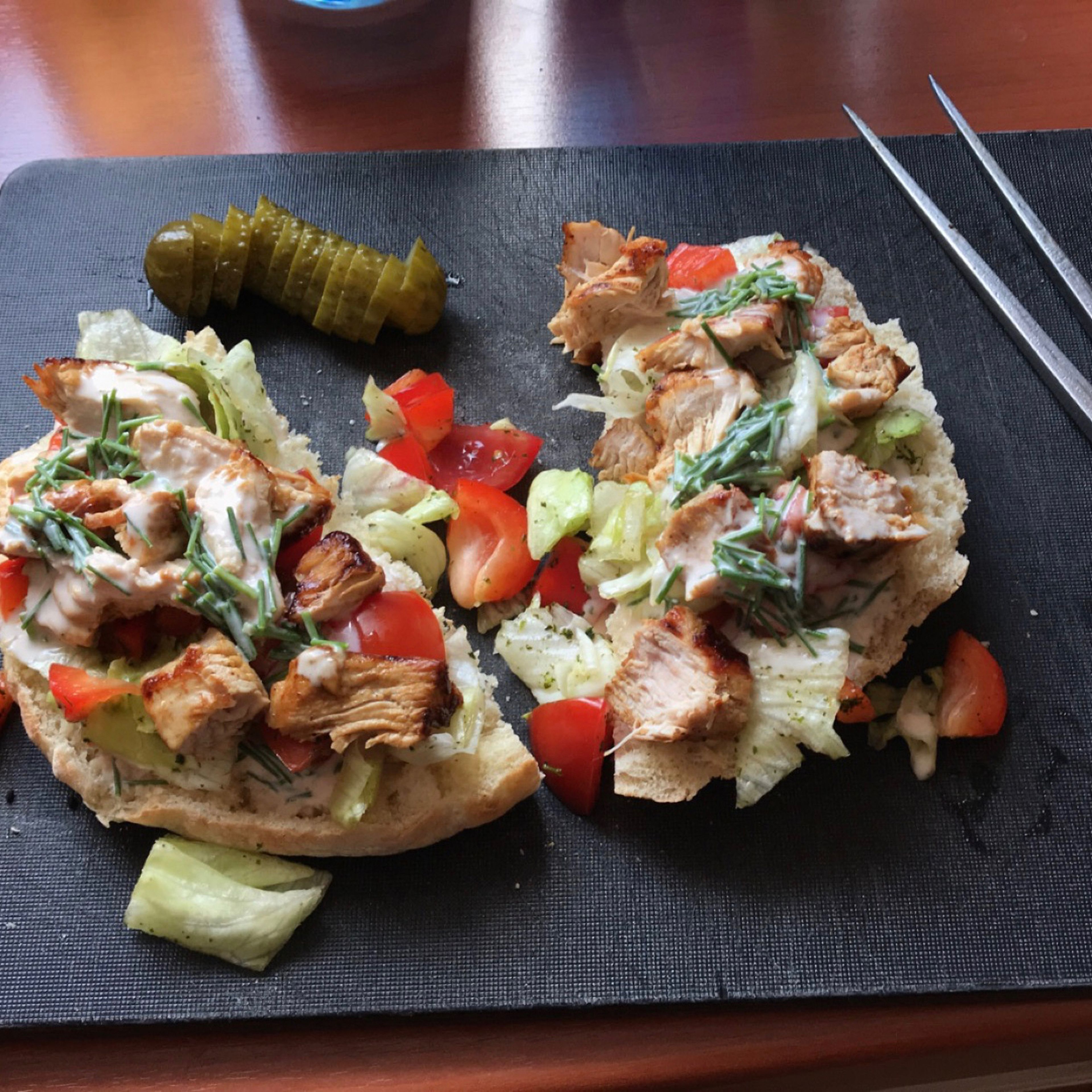 Fladenbrot mit Salat und Hähnchen und Dressing