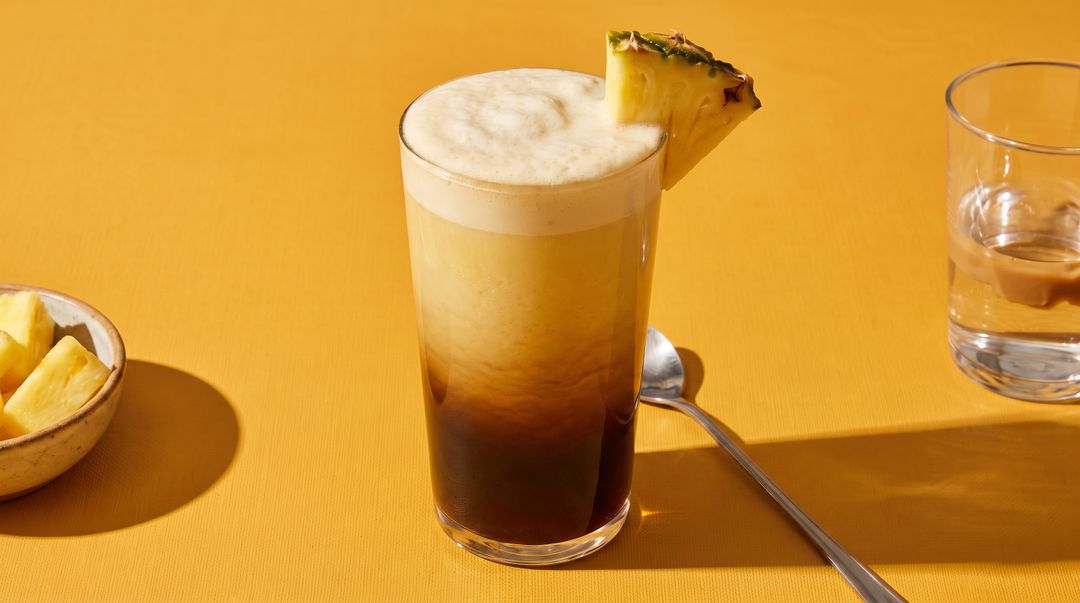 Erfrischender Piña-Colada-Eiskaffee für heiße Tage