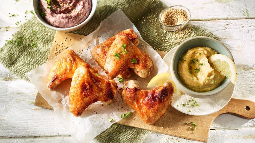 Chicken Wings mit Rote-Bohnen-Dip und Kichererbsen-Hummus