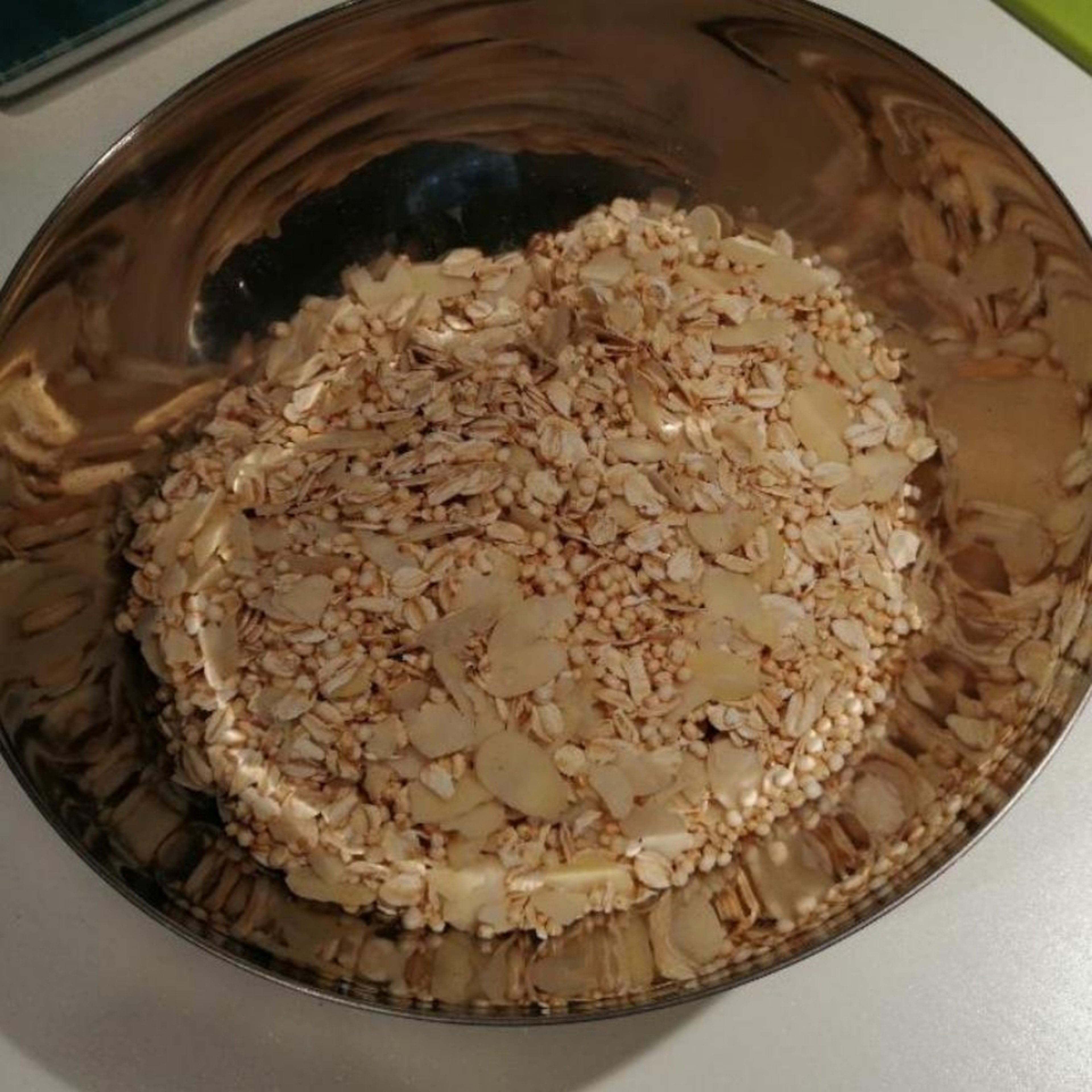 Mandeln, Haferflocken und Quinoa in einer Schüssel vermengen.