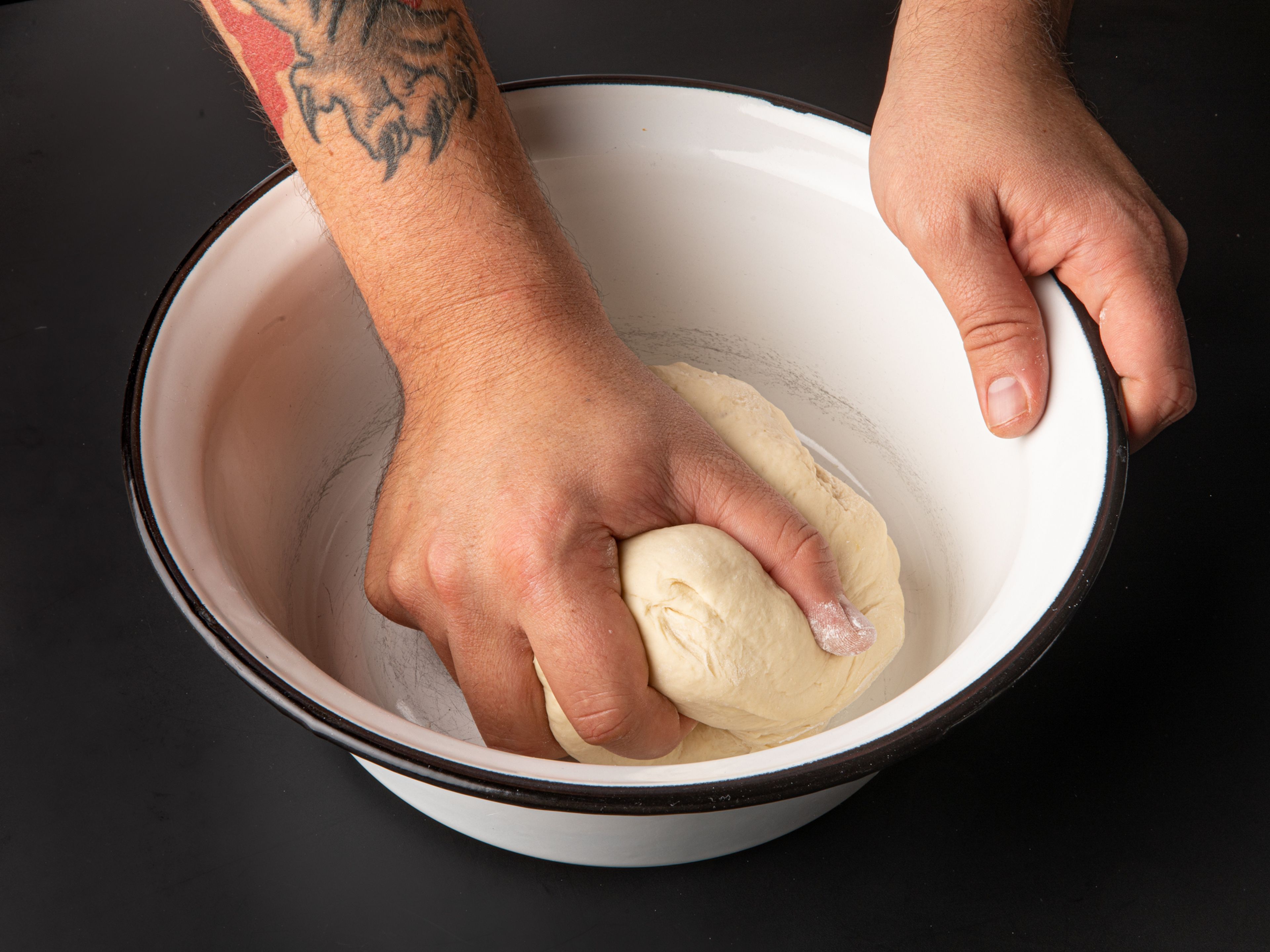 Kartoffeln schälen und halbieren. In einen großen Topf geben und vollständig mit Wasser bedecken. Das Wasser salzen und zum Kochen bringen. Die Hitze dann auf mittlere Stufe reduzieren und die Kartoffeln ca. 20 Min. kochen, bis sie weich sind. Danach abgießen und abkühlen lassen. In der Zwischenzeit den Teig zubereiten. Dazu Mehl, Ei, Wasser und Salz in einer großen Rührschüssel vermischen. Den Teig mit den Händen oder einer Küchenmaschine so lange kneten, bis ein elastischer Teig entsteht. Den Teig zu einer Kugel formen, mit Frischhaltefolie abdecken und ca. 30 Min. ruhen lassen.