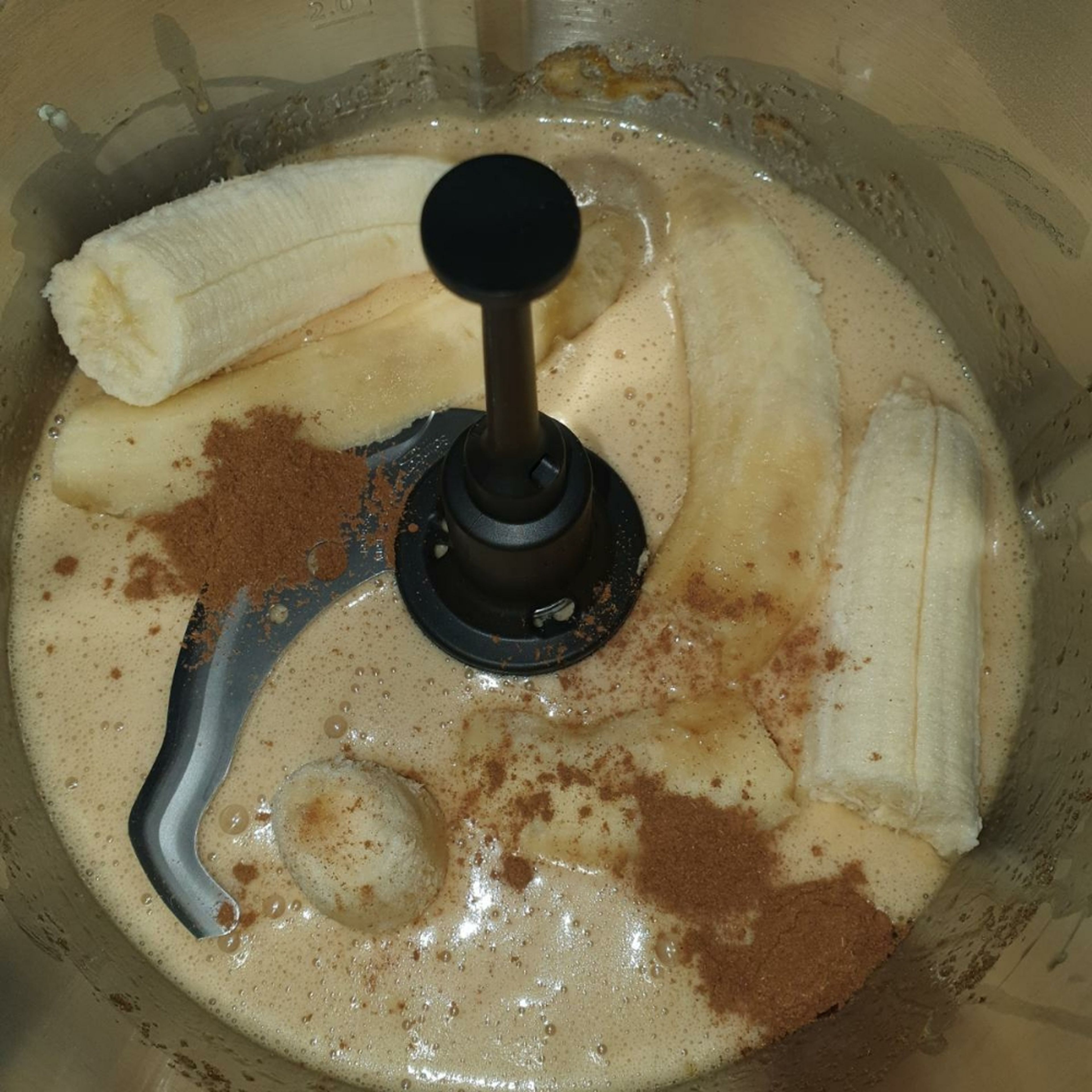Das Universalmesser einsetzen, 3 der 4 Bananen und den Zimt hinzugeben, anschließend zerkleinern (Universalmesser | Stufe 11 | 1 Min.).