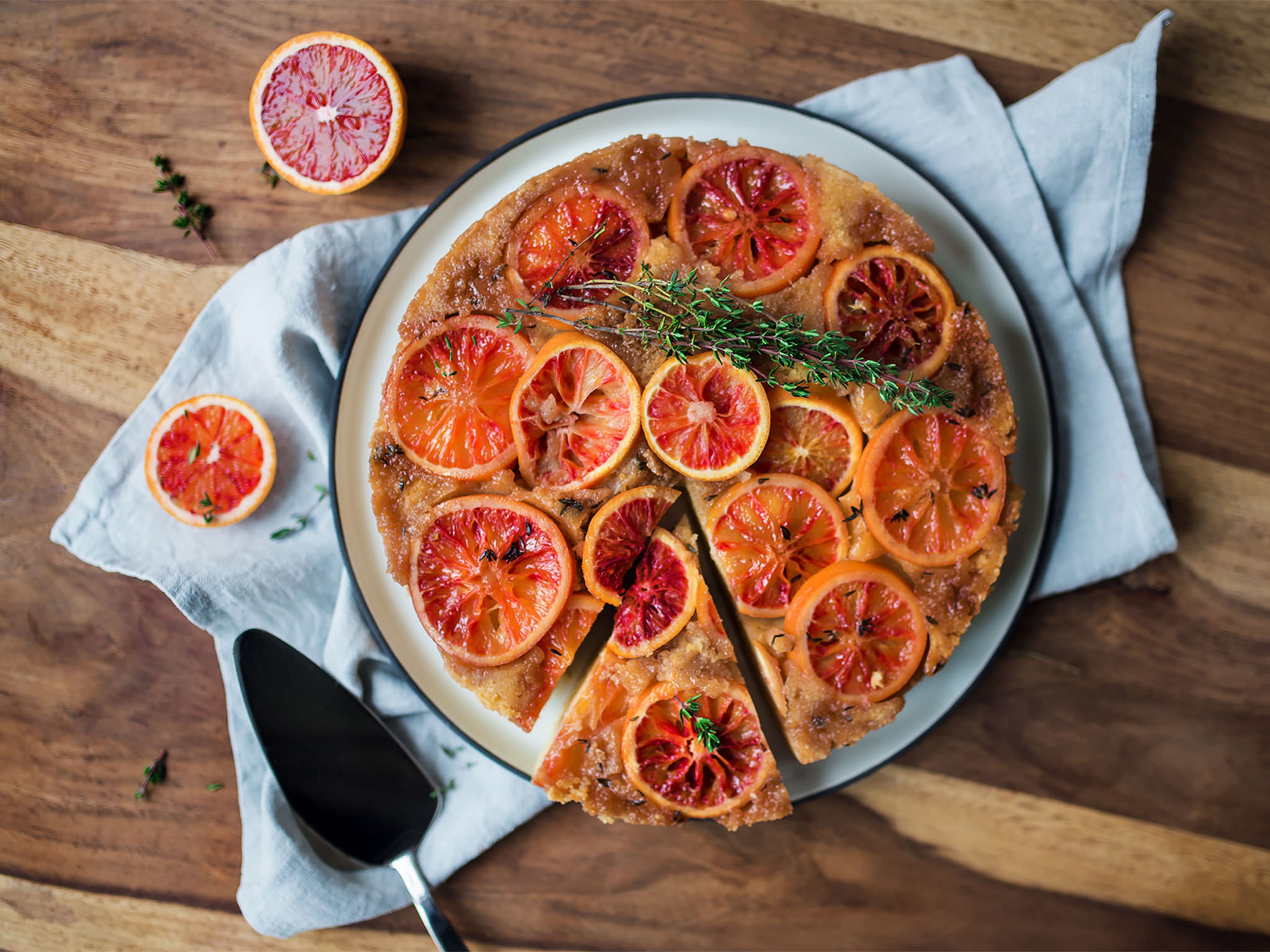 Gestürzter Blutorangen-Thymian-Kuchen