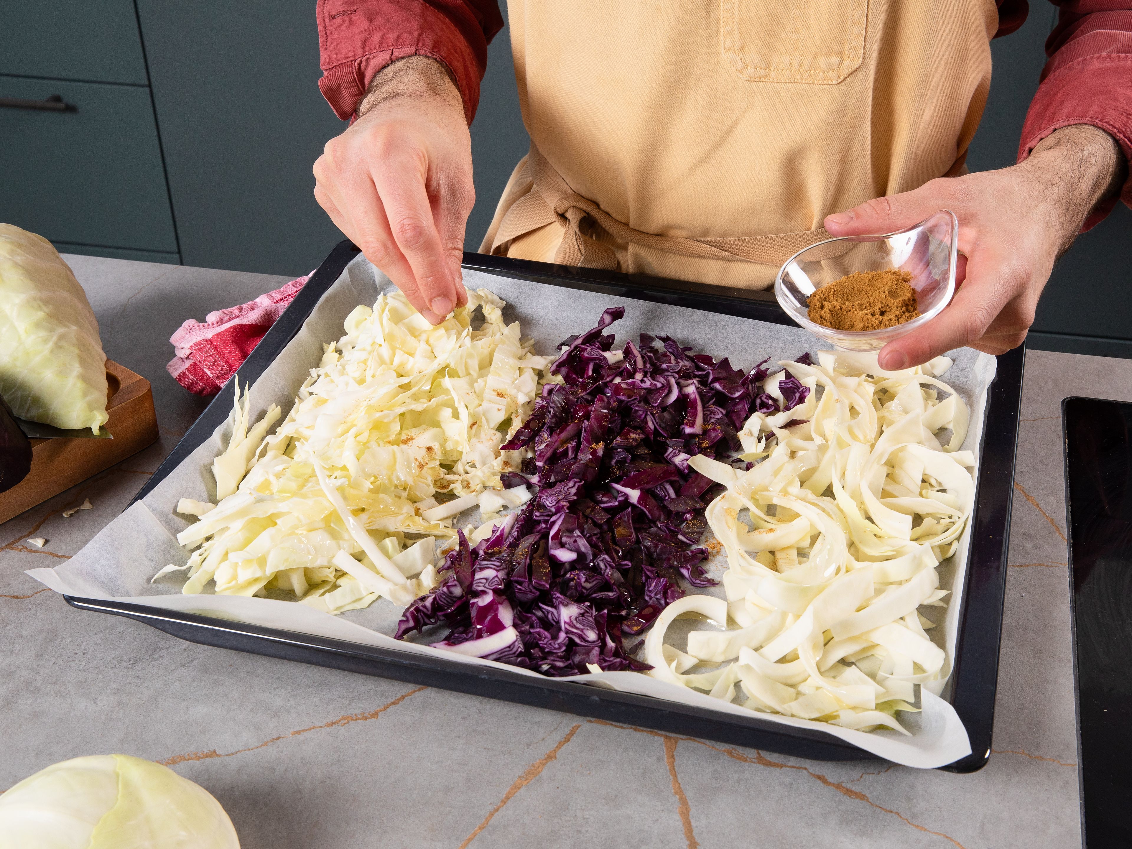 Preheat oven to 200°C/392°F on the grill and fan function. Remove the outer leaves from the cabbages and cut out the stalks. Cut each cabbage into thin strips and place in a large bowl. Add the olive oil, cumin, salt and pepper and mix well. Spread the cabbage strips on a baking tray lined with baking paper and roast for approx. 10–15 min. until some of the leaves are golden brown. Add the pecans to the tray halfway through the baking time and roast them too.